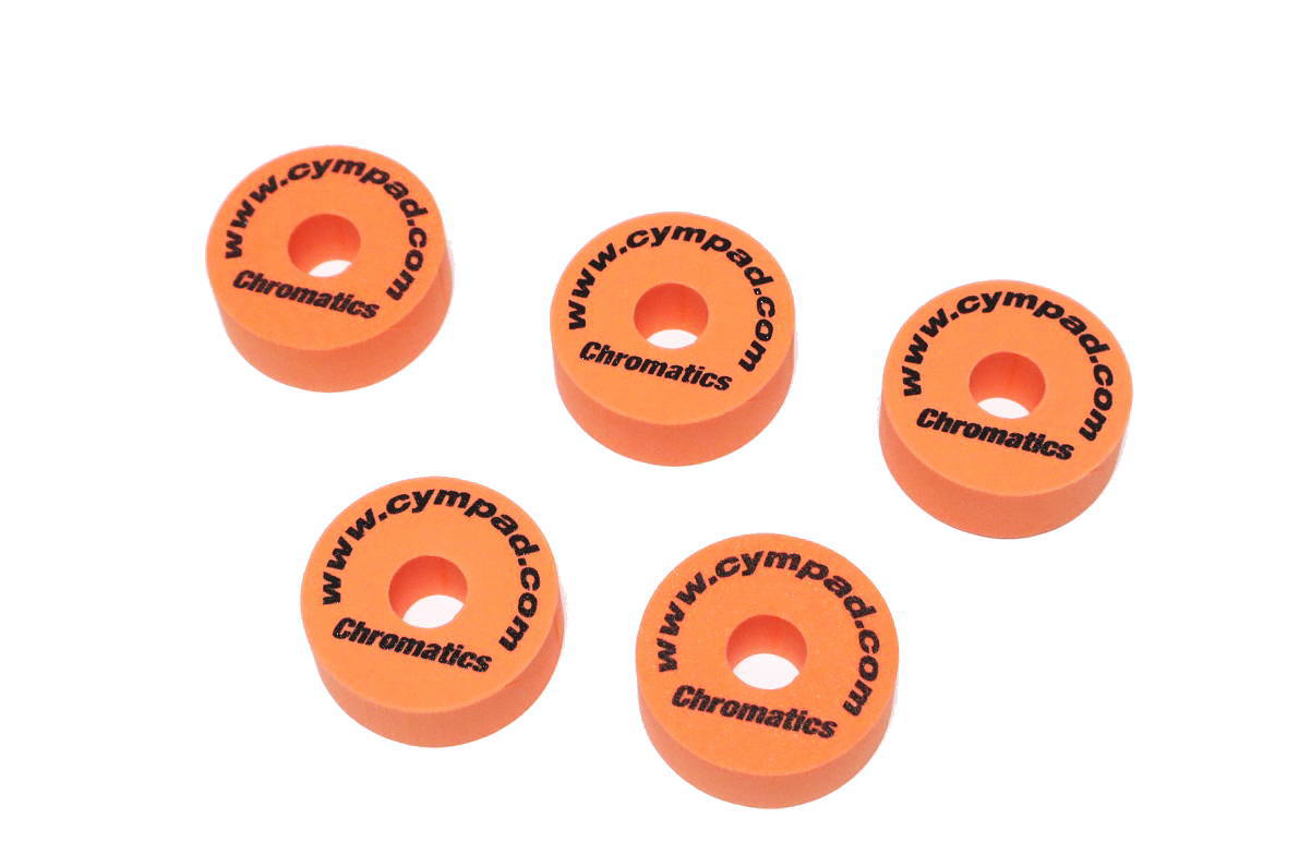 スイス生まれの新型シンバルワッシャー &シンバルミュートです。 従来のシンバルワッシャーの素材であるフェルトに代えて発泡ポリウレタンを使用することにより、シンバルが本来持っているサウンドパフォーマンスを最大限に引き出すと同時に、抜群の耐久性も実現します。 店長より・・・ プロミュージシャンのライブやレコーディングスタジオなどでも用いられる、シンバルの音が良くなるアイテムです。 一般的に、スタンドにシンバルを立てる際には、フェルトとフェルトの間にシンバルを挟むように取り付けします。 実際にシンバルが接地する部分はフェルトになりますが、フェルト素材は若干ミュートを掛ける効果がありますので、シンバルの鳴りやサスティーンが軽減されます。 シンバル本来の鳴りを最大限に発揮出来るように開発されてた このシンバルワッシャーに替える事により、抜けが良く・音量・サスティーンの向上や、強弱を付けた繊細なタッチ感をシンバルに伝え表現力豊かな演奏が可能になります。 上下で使用する場合に、強く締めるとミュートの効果出ますので、嫌な鳴りや余分なサスティーンを抑える事も出来ます。 また、シンバルの動きも良くなり上手く力を逃がす事が出来ますので、シンバンが割れにくくなります。 シンバルの下のみで使用される方や上下に使用される方、使用方法はドラマーが色々試してみてベストなシンバルセッティングを行ってみてください。 実際に使用しているドラマーに訊くと、安価なアイテムだが一度使うと手放せないと言っておりました。 カラーも色々とありますので、ドラムの個性を出す事も出来ます。 ◆カラー：オレンジ ◆素材：発泡ポリウレタン ◆数量：5個入り ◆サイズ：40mm x 15mm 【送料込み価格】 ■発送は、郵便局のゆうパケット（メール便）にてお送りします。 発送後、数日中に郵便受けに投函されます。 ※日時指定は出来ません。