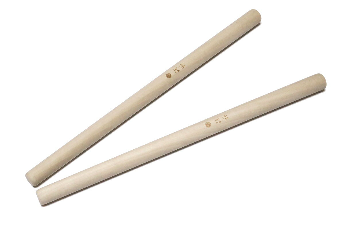 浅野太鼓店 の製造 浅野太鼓店は大太鼓の国内シェアNO,1の和太鼓メーカーです。 明治神宮など国内の名だたる神社の太鼓を手掛け、林英哲氏などプロの和太鼓奏者を支える日本を代表するトップブランドです。 【テーパーバチ】 このバチは平胴太鼓を演奏する際に、浅野太鼓製店製のバチの中でも最も人気の高いバチの1つです。 パチにテーパー加工されており、打面側が2.0cmで手元側が2.4cmになるようにだんだん太くなっております。 厳選されたホオ材をしっかりと乾燥させ、反りなどの狂いが少なく、比較的軽量で扱いやすくバランスの良いバチです。 初めて和太鼓のバチを購入される方は、何を購入して良いか判らないと思います。 このバチは、多くの和太鼓奏者に愛用されている人気のモデルですので、安心してご利用出来ます。 【朴材特徴】 軽軟緻密で、伸縮や割裂、反り返りがない 【材料選び】 バチの製作工程は、原木を製材して適度な太さと長さの角材にするところから始まります。 その段階で、木目がそろい、節やシミ、割裂などのない良質の木材だけを選別します。 【乾燥】 選別された角材はバチ材専用の乾燥室に保管し、木の含水率が12％程度になるまで弱風で乾燥させます。 乾燥を充分におこなわないまま製作したバチは、将来的に折れやささくれ、歪みを生ずる原因になるため、室内の空調管理にはつねに気を配っています。 ◆材質：ホオ（朴） ◆長さ：41cm ◆太さ（直径）：2.0cm⇔2.4cm ◆2本1組 【送料込み価格】 ※申し訳ございませんが、沖縄県/離島への発送は出来ません。