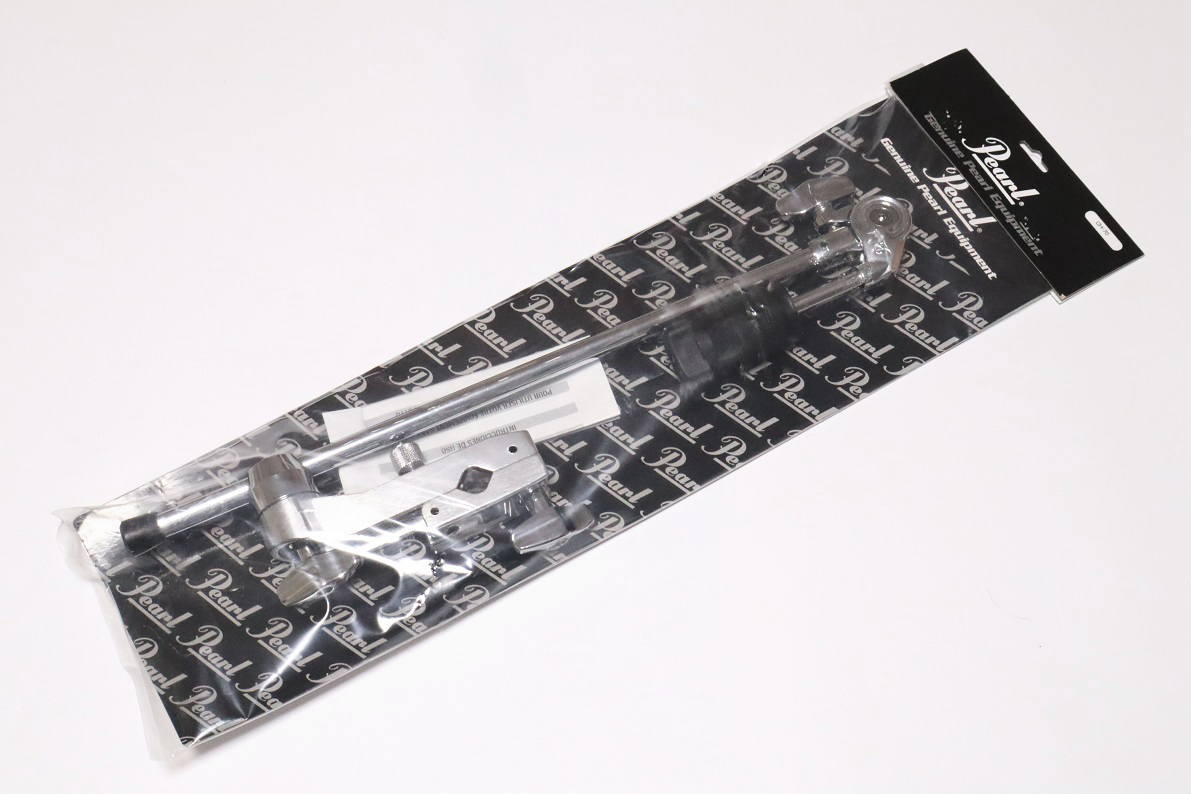 【新品アウトレット品】 この商品は未使用の新品ですが、ブリスターパックのパッケージに破損がりましたのでアウトレット品として特価にて販売します。 ※その旨、ブリスターパックではなく、ビニール袋に入れ替えております。 展示用のパッケージの破損でシンバル・ホルダー本体には問題無く、使用上は問題ありませんので大変お買い得です。 スタンドやホルダーに直接マウントできるシンバルアーム。 アダプターを介さず、直接スタンドやホルダーにマウントできるよう、シンバルアームとアダプターが一体となったアクセサリー。 180°無段階で固定できるユニロック・ティルターを採用することで、ギア式では不可能なシンバルの微妙な角度調整が可能。 【Uni-Lock Tilter】 180°無段階調整可能なシンバルティルター。 【Plastic Wingnut and Cymbal Cup】 耐久性のあるプラスチックを採用。 ウィングナットは、フェルトに接触する部分を広めにすることでシンバルのミュート調整が絶妙となり、シンバルカップは、シンバルの揺れを妨げない形状で、シンバルとスタンド（ホルダー）が直接あたならいよう設計されているためシンバルの損傷も保護。 【Quick-Release Clamp】 15.9mm～28.6mm径のパイプに対応するアダプター。 クランプ部はパイプからの脱着が容易に行える構造で、アーム部の角度調整は耐久性抜群のギア式を採用。 ◆TILTER：Uni-Lock Tilter ◆Plastic Wingnut and Cymbal Cup： BRACKET Quick Release 【送料無料】 ※申し訳ございませんが、沖縄県/離島への発送は出来ません。