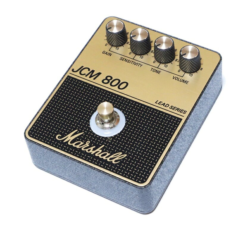 JCM800オーバードライブペダルは明るい音質とシャープなディストーションで世界中で愛されるJCM800アンプからアイデアを得て開発されました。 クランチからヘヴィに突き抜ける歪みまで、JCM800を使い慣れたユーザーにとっては非常に耳慣れたトーンとなっています。 ◆エフェクトタイプ：オーバードライブ/ディストーション ◆コントロール：Gain, Sensitivity, Tone, Volume ◆INPUTS：1×1/4 楽器入力、アダプター入力（9 - 18VDC/センター・マイナス/5.5mm X 2.1mm） ◆サイズ：101mm x 131mm x　52mm ◆POWER：9 V（センター・マイナス 電源アダプター）もしくは9V角電池　※別売 ◆備考：9V角電池・電源アダプターは付属しておりません。 【送料無料】 ※申し訳ございませんが、沖縄県/離島への発送は出来ません。