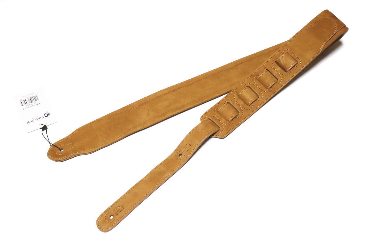 上質なレザーを用いたスエード仕上げのギターストラップです。 耐久性に優れながらも使い込むほどに味わいが増し、手に取るたびに愛着が深まります。 内側にはしっかりとしたクッション素材を搭載し、肩への負担を軽減。 長時間のリハーサルやステージでも快適な装着感を提供します。 店長より・・・ ネット通販では、実際に触る事が出来ませんので判りづらいですが、なめし具合も良く、ストラップピンにと取り付ける穴の周辺にもほつれないように糸で縫い強度を高めてあり、この価格帯では見られないようなクオリティーの高い素材で丁寧に作らております。 また、1万円以上するような高級ストラップであるような、厚みのあるクッションが取り付けてあり肩の負担が軽減されますので、ライブやリハーサルスタジオなどの練習の際に長時間演奏していても、肩が痛くなりにくく肩こりもしにくくなります。 ギターはもちろんですが、重量のあるエレキベースにもおすすめです。 裏地もスエード地の為、ナイロン系など滑りやすい服を着ていても摩擦で滑りにくく、ギターやベースが安定するので演奏性にも優れてります。 ※ライブなどで、普段着用しないようなステージ衣装で演奏さる際に、衣装の素材でストラップが滑って上手く演奏出来ないとう経験をした方も多いと思います。 このストラップは、衣装の素材を選ばずグリップ感があります。 【特徴】 ・上質レザーのスエード仕上げ 滑らかな手触りと落ち着いた質感が魅力。 使い込むほどに色艶や表情が変化し、唯一無二の風合いへ育ちます。 ・厚手クッションで負担軽減 内側のクッションが荷重を分散し、重めの楽器でも肩への圧力を低減。 長時間の演奏でも快適さをキープします。 ・演奏時の安定感 スエード特有の適度なグリップ感でストラップのズレを抑え、立奏・座奏を問わず安定したプレイをサポートします。 注意事項 ・天然皮革を使用しているため、色味・質感・シボには個体差があります。 ・汗や雨などで濡れた際は色移りの恐れがあります。使用後は乾いた柔らかい布で水分を拭き取り、陰干ししてください。 ・革用以外の溶剤やアルコールの使用は避けてください。 ・直射日光や高温多湿、極端な乾燥環境での保管はお控えください。 ・取り付け時はエンドピンから外れないよう確実に装着してください。 ◆長さ：1010-1380mm ◆幅：58mm ◆重量：210g 【送料無料】 ■発送は、郵便局のクリックポスト（メール便）にてお送りします。 お届けは速達と同等で通常の宅配便でお送りする場合と変わりなく迅速ですが、日時指定が出来ません。 宅配便同様、お客様へ手渡しでのお届けになりますので、紛失の心配もございません。