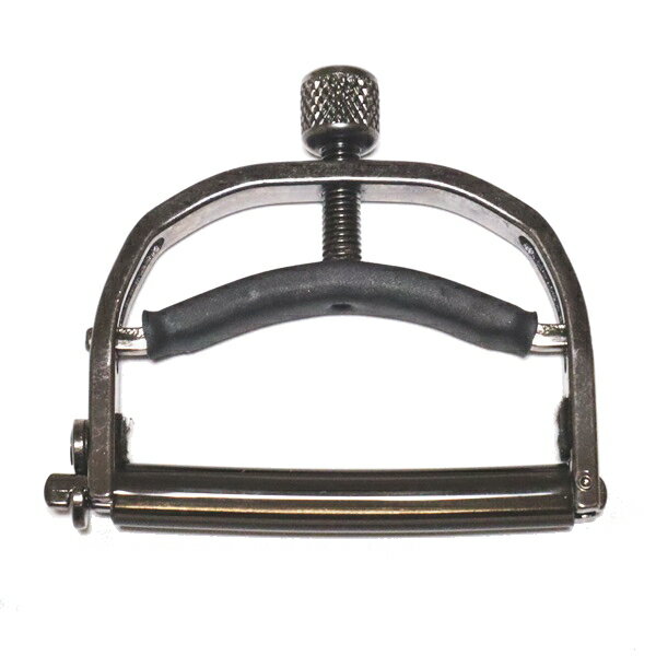 【新品開封アウトレット特価】 この商品は新品ですが、当店の店頭にてカポの取り付け方法や構造の問い合わせがあり、開封しチェックをした商品です。 未使用の新品ですが、開封チェックを行いましたので、アウトレット品とし特価にて販売します。 アメリカを代表するカポ・ブランド“PAIGE CAPO（ペイジカポ）” PAIGE CAPOは、1988年に自らもミュージシャンであるブライアン・ペイジによって農場の傍らにある一室で産声をあげたメイド・イン・USAの高精度カポ・ブランドです。 ●THE ORIGINAL CAPO 超薄型で軽量。 素早く簡単に取り外しや移動が可能。 装着時に不必要なテンションがかかりにく構造で、ビビりのない粒立ちの良い音を実現します。 【装着方法】 1・ラバー製のバーを開放して装着。 2・バーを閉じてサイドのジョイント部をフックでロック。 3・後は弦の音色がクリアになるまでスクリューで締めるだけ。 ◆使用楽器：6弦アコースティック用 ◆バー幅：2-1/16インチ （10フレット：1-11/16インチのネックにフィット） 店長より・・・ ネック裏から締めるタイプのカポタストです。 洗濯バサミのような挟むタイプやゴムカポ、テコの原理で挟み込むようなカポタストでは、装着時にチョーキングをしたような感覚でチューニングがズレやすいような気がして、敬遠されるギタリストもおられます。 ネック裏から締めるタイプのカポは近年あまり販売されておらず、あったとしても高級で高額な物が多いのが現状でした。 このペイジカポはアメリカを代表するカポメーカーで作りもしっかりしており、強度もあり丈夫なのも魅力です。 【送料無料】 発送は、郵便局のゆうパケット（メール便）にてお送りします。 発送後、数日中に郵便受けに投函されます。 ※日時指定は出来ません。