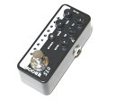 Mooer Micro Preamp 015は、モダンハイゲインアンプの礎としても知られる、80年代に設計されたアンプです。 テクニカルなプレイスタイルの基礎を築き上げたオランダ生まれのギタリストのシグネチャーモデルとして発売されてから、世界中のラウドシーンでその“4桁”のアンプの姿を見かけるようになりました。 Micro Preamp 015はその1世代目のアンプサウンドを収録しています。 （Micro Preamp 005には3世代目のサウンドを収録しています。） 真空管アンプのサウンドをミニサイズ筐体に収録したデジタルプリアンプペダルです。 “Inteligent Amplifier Modeling”テクノロジーにより、本物のチューブアンプが持つサウンド、ダイナミクス、レスポンスをキャプチャしました。 小さな筐体には機能が満載。 3バンドEQを搭載し、2つのチャンネルを選択可能、さらにキャビネットシミュレータも内蔵します。 フットスイッチはアクティブ/バイパスだけでなくチャンネル切替えスイッチとして使うこともできます。 エフェクターとしてはもちろんのこと、エフェクトリターンやパワーアンプインプットに接続し、アンプのパワーアンプを直接駆動させることもできます。 さらにスピーカーシミュレータを使用してのラインレコーディングも可能。 PAやモニターに直接出力することもできます。 【完全独立したデュアルチャンネル】 独立した2つのチャンネルを選択することができます。 操作を行うコントロールノブは共通していますが、2つのチャンネル間でノブの操作が影響することはありません。 CH/CABボタンやフットスイッチでチャンネルを切替えると、現在のノブの位置にかかわらず、前回の設定がそのままロードされます。 つまり、一度作った音は、チャンネルを切替えてノブを動かしても影響することがありません。 チャンネルを切り替えるとLEDカラーが変わるため、現在のチャンネルも一目でわかります。 【キャビネットシミュレータ】 スピーカーから出た音をシミュレートするスピーカーシミュレータを内蔵し、PAやモニター、オーディオインターフェイスなどに直接接続することもできます。 スピーカーシミュレータのON/OFFはCH/CABボタンを長押しすると切り替わります。 キャビネットシミュレータがONになっている間、LEDはゆっくりと点滅します。 【コントロール】 ・VOL：音量を調整します。 ・GAIN：歪みの強さを調整します。 ・TRE：高域の出方を調整します。 ・MID：中域の出方を調整します。 ・BASS：低域の出方を調整します。 ・CH/CAB：プッシュすることでチャンネルを切替えます。また、2秒間の長押しでキャビネットシミュレータのON/OFFを切替えます。 ・フットスイッチ：2つの動作モードを備えています。動作モードを切り替えるにはフットスイッチを2秒間長押しします。 アクティブ/バイパス：フットスイッチを押すことでプリアンプのアクティブとバイパスを切替えます。通常のエフェクターのように使うことができます。 チャンネル切替え：フットスイッチを押すことで2つのチャンネルを切替えます。常時ONのプリアンプとして使う際に有効です。 ◆電源：レギュレートされたセンターマイナスDC9Vアダプター（電池はご使用になれません） ◆消費電流：300mA ◆サイズ：93.5mm(D)×42mm(W)×52mm(H) ◆重量：160g 【送料無料】 ■発送は郵便局のレターパックプラスにてお送りします。 お届けは速達と同等で通常の宅配便でお送りする場合とほぼ変わりませんが日時指定が出来ません。 宅配便同様、お客様へ手渡しでのお届けになりますので、紛失の心配もございません。