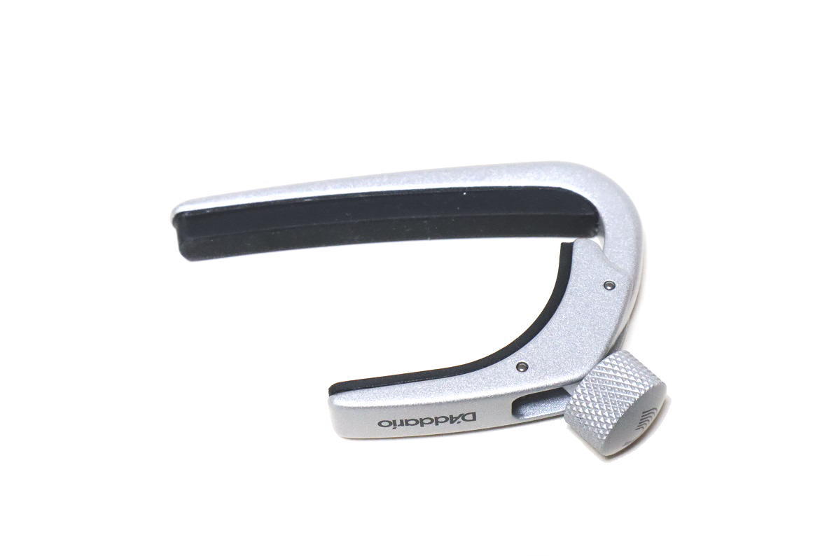 ・マイクロメータースクリューの採用により、どのフレットポジションにおいてもビビリの無い押弦が可能。 ・片手で簡単に操作が可能。 ・NED STEINBERGER氏による特許申請デザイン。 店長より・・・ このカポタストを持った際に感じるのは想像を上回る軽さです。 演奏する際に思いカポを取り付けると違和感を感じる方も多いと思います。 このモデルは、軽量アルミ素材で出来ており、軽量ながら強度もあり、ギター上級者の愛用者も多いです。 また、各弦をししっかりとバランス良く押さえてくれますので、押さえが甘いカポに起るようなミュートしたような音やビビりもありません。 ◆対応楽器：アコースティツクギター・エレキギター 【送料無料】 ■発送は、郵便局のゆうパケット（メール便）にてお送りします。 発送後、数日中に郵便受けに投函されます。 ※日時指定は出来ません。