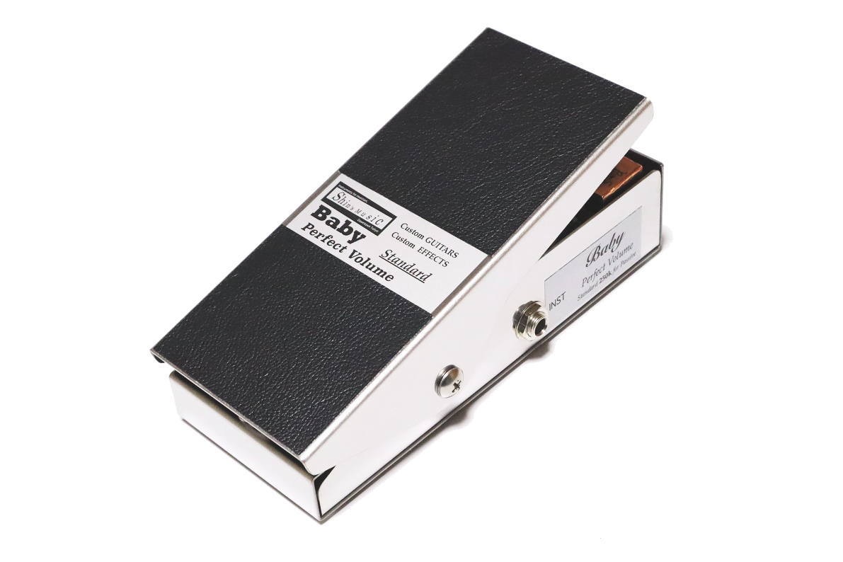 日本を代表するエンジニアとして、ミュージシャン個々の要望に応えるカスタムメイドの機材を提供し、国内外のミュージシャン達から絶大な信頼を得ている鈴木伸一氏。 その鈴木氏が東京・葛飾区の工房にて企画から製造まで一貫してプロデュースしているのがShin’s Music製品です。 量産製品では真似のできない、プロの現場で求められるクオリティと使い勝手を追求した製品となっています。 このモデルは、ボリュームペダルの最高峰としてプロミュージシャンからも高い支持を得ているモデルの小型モデルです。 ミニサイズで、エフェクターボードに余裕が無い方やコンパクトに収納したい方におすすめです。 従来のボリュームペダルは、音ヤセの問題で使用を敬遠される方も多かったように思います。 Shin’s のボリュームペダルは、他社に比べ音ヤセが圧倒的に少なく、音質劣化を最大限に軽減します。 踏み心地も滑らかで違和感なく、スムーズにボリューム調整が可能です。 ハイ・インピーダンス仕様で、位置的にはギター（ベース）の直後で、バッファーやエフェクトペダルの前に接続します。 エフェクターの前に位置するので、ボリュームの上げ下げはもちろんですが、使用されるエフェクトペダルの音質効果にも変化がります。 （歪み具合の変化など・・） ※単純に、音量の変化のみのボリュームペダルをお探しの方には、ロー・インピーダンス仕様がおすすめです。 ハンドメイドで製作され生産数少なく、入手困難なモデルです。 ◆タイプ：ハイ・インピーダンス用 ※チューナーアウト装備 ◆対応楽器：エレキギター・エレキベース ◆サイズ：約180 x 80 x 55H/mm 【送料無料】 ※申し訳ございませんが、沖縄県/離島への発送は出来ません。