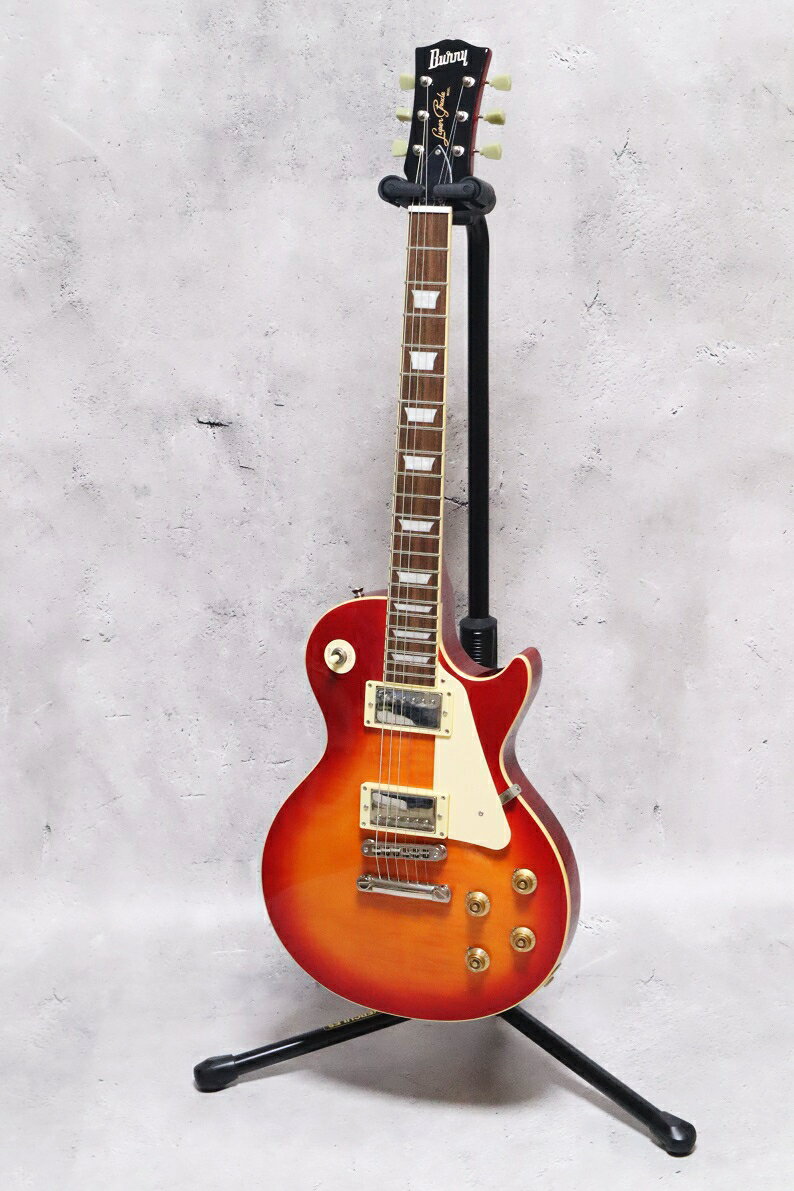 【フェルナンデス・ファン必見のアイテム！】 フェルナンデス社は、報道等でもあったように（株）フェルナンデスが業務停止破産致しました。 現在、商標譲渡し海外メーカーが再建をするようですが、ギターのラインナップも変わりますので、今後のギターは新品では購入出来ません。 フェルナンデスはファンも多く、中古市場でも高値で販売されている貴重なギターです。 【店頭展示品・最後の1本】 このギターは新品ですが、当店の店頭にて展示していたギターです。 試奏の際に出来るような、スリ傷や金属パーツのクモリなどがあります。 ※演奏上は問題ありませんが、楽器店の展示品を購入したと思って下さい。 新品ですが旧フェルナンデス社のギターですので、出荷前に調整等行いますが、メーカー保証修理等が行えませんので、ご理解の上ご購入下さい。 店長より・・ フェルナンデス・バーニーのレスポールスタンダードタイプのエレキギターです。 このモデルは、RLG-60というモデルですが、入荷直後に値上げされRLG-80という品番に変わりました。 仕様もRLG-80と同じになります。 このギターはお安く購入出来たRLG-60で、現在、他社を含めギターは値上がりしており、このクラスのレスポールタイプをこの価格で購入するのは困難です。 バンドブーム世代には、ギブソンやフェンダーをおさえ、国内のギターキッズに一番人気だったのがフェルナンデス・バーニーです。 その旨、初めて買ったギターがバーニーという方も多いと思います。 ◆BODY (TOP) ：Maple ◆BODY (BACK)： Mahogany ◆NECK：Mahogany ◆SCALE：628mm ◆FINGERBOARD：Laurel, 22F, 400R ◆JOINT：Set-Neck ◆NUT (width)：Resinoid, 43mm (0 Fret) ◆FRET：2.7mm ◆TUNER：FERNANDES Original Type ◆PICKUPS ：(Neck) Original Pickup　・(Bridge) Original Pickup ◆CONTROLS：2Volume, 2Tone, Toggle-SW. ◆BRIDGE：FERNANDES Original Type ◆付属品：ソフトケース 【送料無料】 ※申し訳ございませんが、沖縄県/離島への発送は出来ません。