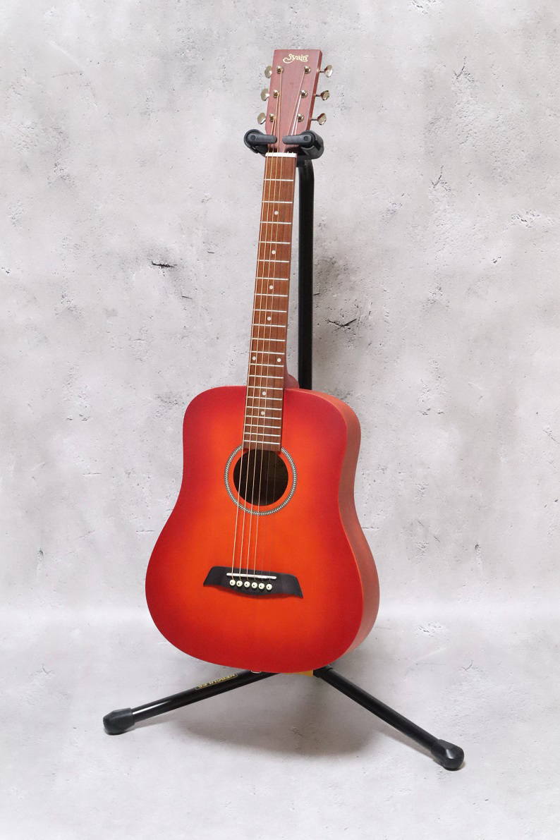 【弦高調整サービス】 当店では、出荷時にネック調整等を行い発送しておりますが、初心者方で初期設定の状態では弦高が高く弾き難いと言われる方もおられます。 ご希望の方に、ネック調整以外に弦高調整もサービスで行います。 弦高調整の目安は、12フレットで6弦が2.5mm～2.3mm、1弦が2mm～1.8mmぐらいになります。 ※ミニギターはスケールが短いので、テンションが弱く弦高を下げすぎると、音にビビりが出ますので、上記の目安で調整しますが出来ない範囲は、出来る範囲でギリギリの調整を行います。 音で選ぶならこれ！ ミニギターの中でも抜群の鳴りと、コストパフォーマンスで売り切れ続出の大人気のミニアコースティックギターです。 持ち運びに便利で、パーティーや宴会の余興に！車に置いておいて、暇なときに演奏を楽しむ！！ 色々な用途で活用できます。 もちろん、体の小さなお子様のギターとしても使えます。 店長より・・・ お手頃なミニギターは、色々なメーカーから販売されておりますが、音も小さく音質が悪い物が多いのが実情です。 音質の良い物を探すとテイラーやマーティンのミニになりますが価格が高額になり、お子様や初心者には手の届かないものになります。 このモデルは、お手頃な価格ながら音量が大きく音で選ぶ方に人気があります。 試奏した感想です。 ミニギターですので、音量は通常のギターに比べ若干小さめですが、塗装の薄いサテンフィニッシュを採用しギター自体の鳴ようになっておりますので、ミニギターの割りに大きな音が出ます。 ミニギターの多くは低音があまり出ない印象がありますが、このモデルは、ボディーの裏板をラウンドバックと呼ばれる膨らみを持たせた構造にすることにより低音が出るようになっており、アルペジオではベース音も聞こえますし、ストロークの際でもバランスの取れて音質です。 ボディーが小さいので高音は綺麗に鳴りますが、中低音域が持ち上がったようなニューヨーカーのギターを弾いているような音質になり、ギター経験者でブルース系の曲を演奏する際にライブなどでも十分に使えるギターです。 スケールが短くなるので弦のテンションが柔らかくなり、通常のギターに比べ弦が押さえ易いので、初心者やお子様でも比較的容易に演奏が可能です。 ※普段ギターは弾かない当店の女性スタッフは、このギターはボディーも小さく扱い易く、弦も押さえ易いので一番演奏すい易いと言っておりました。 ネット通販などの安価なギターは演奏し難いものも多くギターの上達に時間がかかる場合がありますが、最初このギターで練習し上達してから通常サイズのギターに変えるのも良いかもしれません。 ※今まで安価な標準サイズのギター使っていて、新たに標準サイズのギターを購入すると安価なモデルが不必要になり使用しなくなりますが、ミニギターはタイプが違うので不要にならず無駄にはなりません。 当店では、出荷前に1本1本ネック調整を行い、演奏しやすい状態でお届けしております。 初心者の方は押さえ方などが、上手でないのでギターが弾き難いギターですと、なかなか上達しないのでギターの調整は非常に重要になりますが、ネット通販などで安価なギターを購入すると、調整せずにお届けされる場合も多いのが現実です。 ※チェック段階で初期不良が発覚した場合は、メーカーに返品しお客様に致命的な不良品をがお届けされることはありません。 ◆TOP：Spruce ◆SIDES & BACK：Mahogany ◆NECK：Nato ◆FINGERBOARD：Rosewood ◆SCALE：580mm / 20f ◆BRIDGE：Rosewood ◆HARDWARE：Chrome ◆POSITION MARK：Dot ◆SOUNDHOLE BINDING：Heeringbone ◆COLOR:CS (Cherry Sunburst) ◆付属品：ソフトケース 【送料無料】 ※申し訳ございませんが、沖縄県/離島への発送は出来ません。