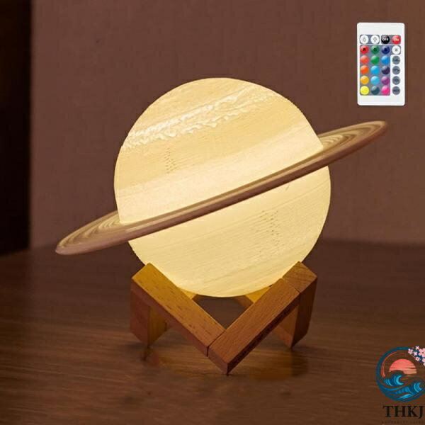 サイズ：13cm/16cm/22cm材質：PLA+木の支柱カラー：木星光源タイプ：LEDライト電圧：5 V電力：1 Wバッテリー容量：300 MAh充電時間：3時間使用時間：8時間蛍光灯とは異なる柔和な光が癒しと気品をプラス。リビングや寝室が一気にムーディな空間へ変わります。充電式の為、場所を選ばずご利用頂けます。寝室や子供部屋、おしゃれなカフェやホテル等にもおすすめです。指先で軽くタッチするだけで電源ON/OFF 色変更が出来ます。小さなお子様からご年配の方でも安心です。簡易リモコン付き。さらに使い安くなりました。大切な人やお世話になった方へのプレゼントとしても最適です。父の日、母の日、バレンタインデー、クリスマスプレゼントにも是非御用命ください。柔らかく温もりある明かりが、お部屋をやさしく照らします。充電口を長押しすると、無段階でお好みの明るさに調整可能です。「月が綺麗ですね＝I Love You」サイズ：13cm/16cm/22cm材質：PLA+木の支柱カラー：木星光源タイプ：LEDライト電圧：5 V電力：1 Wバッテリー容量：300 MAh充電時間：3時間使用時間：8時間蛍光灯とは異なる柔和な光が癒しと気品をプラス。リビングや寝室が一気にムーディな空間へ変わります。充電式の為、場所を選ばずご利用頂けます。寝室や子供部屋、おしゃれなカフェやホテル等にもおすすめです。指先で軽くタッチするだけで電源ON/OFF 色変更が出来ます。小さなお子様からご年配の方でも安心です。簡易リモコン付き。さらに使い安くなりました。大切な人やお世話になった方へのプレゼントとしても最適です。父の日、母の日、バレンタインデー、クリスマスプレゼントにも是非御用命ください。柔らかく温もりある明かりが、お部屋をやさしく照らします。充電口を長押しすると、無段階でお好みの明るさに調整可能です。「月が綺麗ですね＝I Love You」