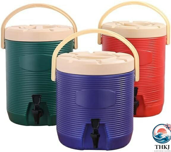 商品説明 商品詳細 1.断熱と保冷：魔法瓶 は3層断熱技術を使用しています。私たちの断熱食品容器は、12時間までは低温に、6時間以上は高温に保つことができます。食品の温度や冷蔵飲料などの保存に最適です。 2.便利な湯たんぽ：断熱バレルの上部にあるポータブルの蓋、人間化されたデザイン、持ち運びが簡単、熱がない、絶妙な蛇口、使いやすい。 3.材料：高品質のステンレス鋼のライナーを使用した12時間の長期にわたる熱保存。サンドイッチポリウレタンオールPUフォームエネルギーストレージ。熱損失を防ぎ、熱保存時間を延長します。 4.使用法：コーヒー、パーティー、ビュッフェに非常に適しており、配布が容易で、接待やサービス志向の熱烈な飲酒者には欠かせません。 5.製品サイズ：15L外径30CM、内径23CM、高さ38CM。17L外径30CM、内径23CM、高さ42CM。20L外径30CM、内径23CM、高さ46CM。 関連キーワード ウォータータンク ポリタンク ウォータージャグ 給水タンク 防災グッズ 防災用品 アウトドア キャンプ 水缶 注意事項 ※画像はご覧になっているモニターやPCなどの環境により、実物と多少カラーが異なる場合がございます。 ※ページに記載の通りですが、製造時期や改良などによって仕様が若干異なる場合がございますので何卒ご了承下さい。 ※基本的には全国一律送料無料と対応させていただきますが、ご送付先は沖縄・北海道など離島の場合は2500円の送料をご請求させていただきます、ご注文後追加送料があります。 ※色味やサイズが異なるなどのクレームはご対応致しかねますので、ご了承ください。 ※商品のサイズは採寸方法によって、若干な誤差が生じる場合はあります。ご了承ください。 ※こちらの対応と商品について何かご不満がありましたら、「レビュー」を付ける前に一度ショップとご連絡してお願いいたします、ショップの誠意を持って最後まで対応させていただきます。 関連キーワード ◎※販売している商品は全て新品未使用です、倉庫から出荷前に検品必要ですので、箱を開封する場合もございます、予めご了承くださいませ。 ◎※初期不良の場合は到着後3営業日以内にご連絡ください。 ◎※初期不良の場合は写真や動画を送って下さい、確認後無料で新品交換もしくは御返金致しますのでご連絡下さい。 ◎※写真や動画を送っていただけない場合は技術者と確認できません、返品返金対応出来ない可能性が御座います、予めご了承くださいませ。