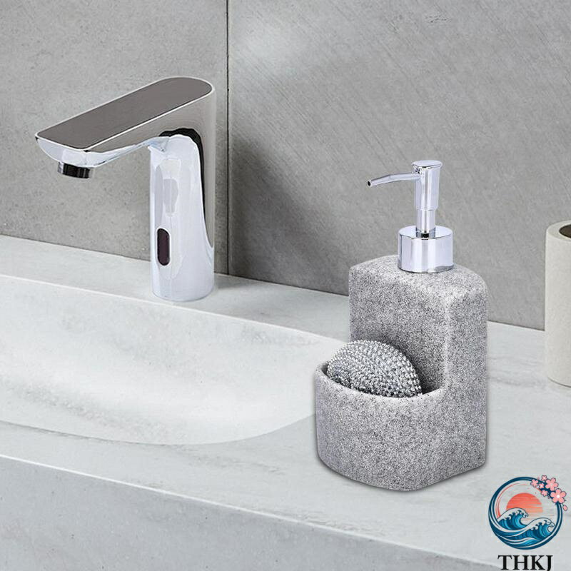 【革新的な2イン1デザイン】: このキッチンソープディスペンサーは、ソープ液体容器とクリーニングボールホルダーのユニークな組み合わせを特徴としており、キッチンの掃除作業に便利で効率的です。 【樹脂素材】: 樹脂製のこのディスペンサーは、毎日...