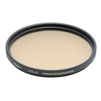 従来の「マルチコーティング」より透過率の高い「スーパーマルチコーティング」を採用。グレードアップした色温度変換フィルター。 日陰や曇りの日の青っぽく写る現象を自然な色に整えるフィルターです。+4デカミレッドの補正効果。色温度を下げ、色調を温調に整えます。 カラーリバーサルフィルムの撮影では、デジタルカメラのような「ホワイトバランス」機能がないため、フィルターで色調節をする必要があります。わずかな色補正のためにW2を、もう少し色補正効果が必要な場合、W4をご利用ください 　 ◆特長 * 色温度下降用 * 色調変換：温調（Warmer） * 色相：アンバー * デカミレッド変換値：+4 * 露出倍数：1.4倍（+1/2絞り） 色温度7,100K（ケルビン）をノーマルの5,500K（ケルビン）に変換します。