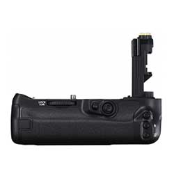 EOS 7D Mark II専用のバッテリーグリップ BG-E16。縦位置撮影時も、正位置に近いグリップ感を実現。優れた操作性を実現するため、マルチコントローラーや測距エリア選択ボタンを装備しています。カメラ本体に合わせて、高耐久マグネシウム合金を採用。防塵・防滴性能も備えています。電源はバッテリーパック LP-E6N／LP-E6をそれぞれ2個装填できるほか、同梱のバッテリーマガジンを使用し単3形電池にも対応。LP-E6Nを2個使用した場合では、EOS 7D Mark II単体使用時の約2倍の大量撮影が可能です。さらに別売のAC電源用アクセサリー「ACK-E6」を使用すればAC駆動も可能です。