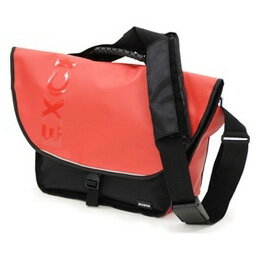 スポーティーでアウトドアに最適の新シリーズ、“エクスチェンジ”。 メッセンジャータイプは、フラップと底部に防水性の高いターポリン素材を使用しています。大きめのフラップなので、中に入っている機材を雨から防げます。インナーケースは取り外し可能なため、取り外して通常のバッグとしても使用することができます。仕様 外寸法：約W500×H300×D180mm 内寸法：約W360×H170×D120mm 重量：約900g 素材：PVCターポリン、EVA、ポリエステル