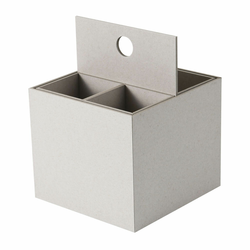 再生紙でつくった卓上収納デスクやテーブルにおいても邪魔にならないコンパクトサイズ展開。古紙パルプ配合率100%の再生紙を使用しています。紙の温かみを感じられるクラフトとモノトーンで落ち着いた印象のライトグレーの2色展開でインテリアにも馴染みます。Vカット加工により、エッジのある洗練された紙製収納シリーズです。