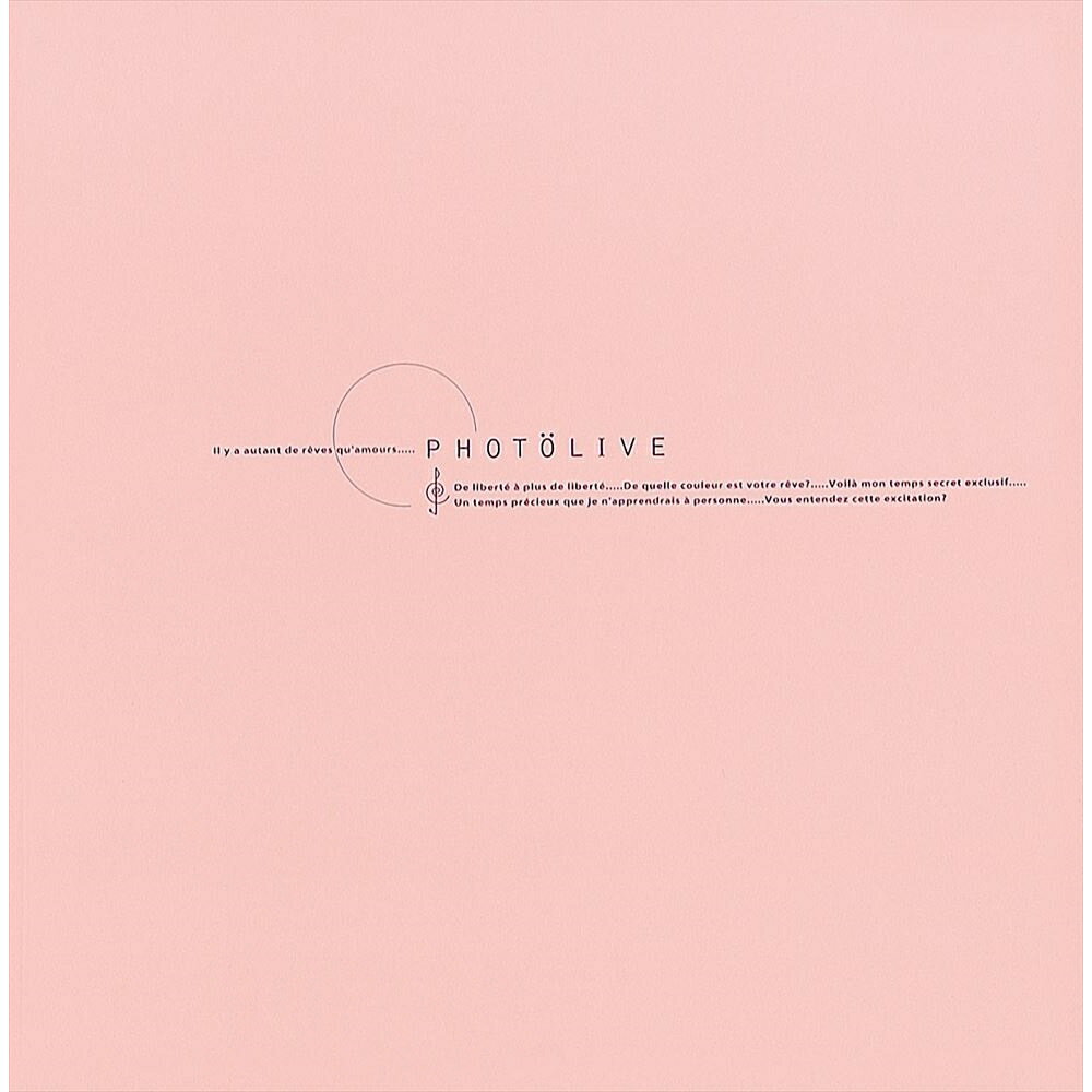 シンプルなワンポイントロゴタイプのカラー5色展開プラコート台紙とは、台紙表面をPETフィルム（ペットボトル原料）でラミネート加工しているため、光沢感があり、写真がよりいっそう引き立つのはもちろん、台紙の変形・変色が起きにくく、当社フリー台紙の約3倍の耐久性を持っています。