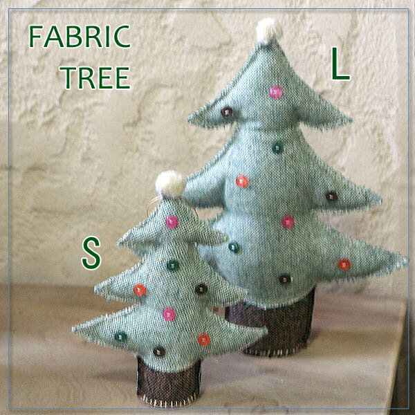 布とボタンでできた手作り感あふれるツリーのマスコット。 丁寧に作られているのが良く分かります。 サイズは、高さ15cm、幅12cm、奥行3cm。 お部屋にさりげなく置いて、 クリスマスをかわいく演出しませんか？ こちらの商品は、手前の小さい...