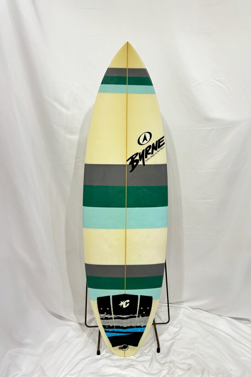 [BOARD DATE] ■ブランド：BYRNE (バーン) ■状態：全体に黄ばみ、凹み、フットマークあり。 セルフリペア等有る中古現状販売となります。 ■Length[全長]：5'8"（172.7cm） ■Width[最大幅]：18 1/4"（46.36cm） ■Thickness[最大厚]：2 3/8"（6.03cm） ■重量：2.8kg（フィン除く） ■素材：Polyester(ポリエスター) ■FIN形状：FCS/5FIN ■付属品：なし ■ご注意：商品管理には万全を期しておりますが、あくまでも中古品です。 ご理解の上ご購入お願い致します。撮影時の状況により実際の商品と異なって 見える場合がございます。運送会社営業所どめでの発送となります。あらかじめご了承ください。 ■■■このボードについて■■■ コンパクトなサイズで反応が良く、スピード感のあるサーフィンを楽しみたい方におすすめ。 クリア×ストライプのデザインもスタイリッシュで、海でも目を引く1本です。