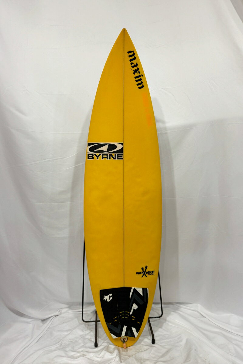 [BOARD DATE] ■ブランド：BYRNE (バーン) ■状態：黄ばみ、フットマーク、セルフリペア等有る中古現状販売となります。 ■Length[全長]：6'0"（182.9cm） ■Width[最大幅]：18 5/8"（47.31cm） ■Thickness[最大厚]：2 3/8"（6.03cm） ■重量：2.7kg（フィン除く） ■素材：Polyester(ポリエスター) ■FIN形状：FCS/TRI ■付属品：なし ■ご注意：商品管理には万全を期しておりますが、あくまでも中古品です。 ご理解の上ご購入お願い致します。撮影時の状況により実際の商品と異なって 見える場合がございます。運送会社営業所どめでの発送となります。あらかじめご了承ください。 ■■■このボードについて■■■ 世界中のサーファーから支持されるBYRNEのオールラウンドショートボードです。 小波から頭前後まで幅広いコンディションに対応。クセの少ないアウトラインと 扱いやすいロッカーにより、スムーズなテイクオフから軽快なターンまで楽しめる一本です。