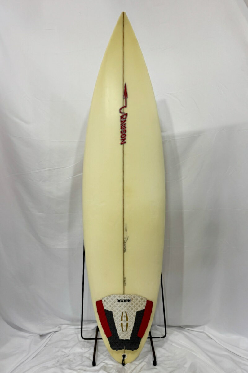 [BOARD DATE] ■ブランド：PAT RAWSON ■状態：使用によるスレや凹み、汚れ、黄ばみあり。 フットマークやリペア等有る中古現状販売となります。 ■Length[全長]：6’2 1/2”（実寸189cm） ■Width[最大幅]：18 1/2"（実寸47cm） ■Thickness[最大厚]：2 3/8"（実寸6cm） ■重量：2.7kg（FIN除く） ■素材：Polyester(ポリエスター) ■FIN形状：FCS/TRI ■付属品：なし ■ご注意：商品管理には万全を期しておりますが、あくまでも中古品です。 ご理解の上ご購入お願い致します。撮影時の状況により実際の商品と異なって 見える場合がございます。運送会社営業所どめでの発送となります。あらかじめご了承ください。 ■■■このボードについて■■■ Pat Rawsonは、1966年からサーフボードを成形し、1972年からオアフ島の ノースショアでサーフボードを製造しています。実績のある革新的なカスタムデザインと 手作りの経験を組み合わせて、Rawsonは6つのハイテク製造拠点から世界19か国に サーフボードを成形して販売しています。彼の称賛は、サンセットビーチにある彼の 本拠地にまで及びます。オアフ島、カリフォルニア、ヨーロッパ、中南米、日本、 オーストラリアの海岸へ展開しています。細身のアウトラインにロッカーのあるデザインで サイズのある波のコンディションでも心強い1本です。