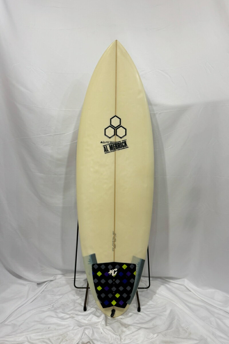 [BOARD DATE] ■ブランド：CHANNEL ISLANDS (チャネルアイランズ) ■モデル：THE GRAVY ■状態：わずかなスレや黄ばみ、フットマーク、リペア等有る中古現状販売となります。 ■Length[全長]：5’7”（170.2cm） ■Width[最大幅]：19 1/2"（49.53cm） ■Thickness[最大厚]：2 7/16"（6.19cm） ■重量：2.6kg（FIN除く） ■素材：Polyester(ポリエスター) ■FIN形状：FUTURE/TRI ■付属品：なし ■ご注意：商品管理には万全を期しておりますが、あくまでも中古品です。 ご理解の上ご購入お願い致します。撮影時の状況により実際の商品と異なって 見える場合がございます。運送会社営業所どめでの発送となります。あらかじめご了承ください。 ■■■このボードについて■■■ CHANNEL ISLANDSのTHE GRAVYは、小波や力のないコンディションでも スピードを失いにくく、楽しめるようにデザインされたパフォーマンスモデルです。 ややワイドなアウトラインと浮力を備えながら、レールはシャープに仕上げられており テイクオフの速さと軽快なターン性能を両立。短めのレングスでも安定感があり、 小波でも気持ちよく加速してくれるため、普段使いのメインボードとしても活躍します。