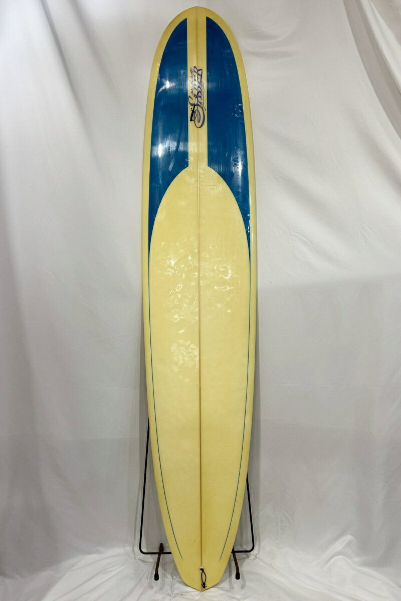 [BOARD DATE] ■ブランド：ROBERT AUGUST ■モデル：SABER ■状態：サイドフィン取り外し不可。 黄ばみやフットマーク、スレ、セルフリペア等ある中古現状販売となります。 ■Length[全長]：9'0"（274.3cm） ■Width[最大幅]：約22 5/16"（実寸56.7cm） ■Thickness[最大厚]：約2 3/4"（実寸6.9cm） ■重量：7.0kg（FIN除く） ■素材：Polyester[ポリエスター] ■FIN形状：2+1/FUTURE ■付属品：サイドフィン ■ご注意：商品管理には万全を期しておりますが、あくまでも中古品です。 ご理解の上ご購入お願い致します。撮影時の状況により実際の商品と異なって 見える場合がございます。運送会社営業所どめでの発送となります。あらかじめご了承ください。 ■■■ このボードについて ■■■ 歴史に残るサーフムービー「エンドレスサマー」でもおなじみのクラシックブランド ROBERT AUGUST。ノーズからややワイドなアウトラインがテールに向かって細くなり ダイヤモンドテールのエッジへとつながるデザインが特徴です。 ノーズライディングの安定感を持ちながら、ターンやボードコントロールもしやすいモデルです。 また、ややロッカーを持たせた設計とやや細めのテールにより、ビーチブレイクや 掘れた波・パワーのある波でもコントロールしやすいのが特徴。 ノーズライディングだけでなく、ターンやマニューバーも楽しみたい方におすすめの オールラウンドなロングボードです。