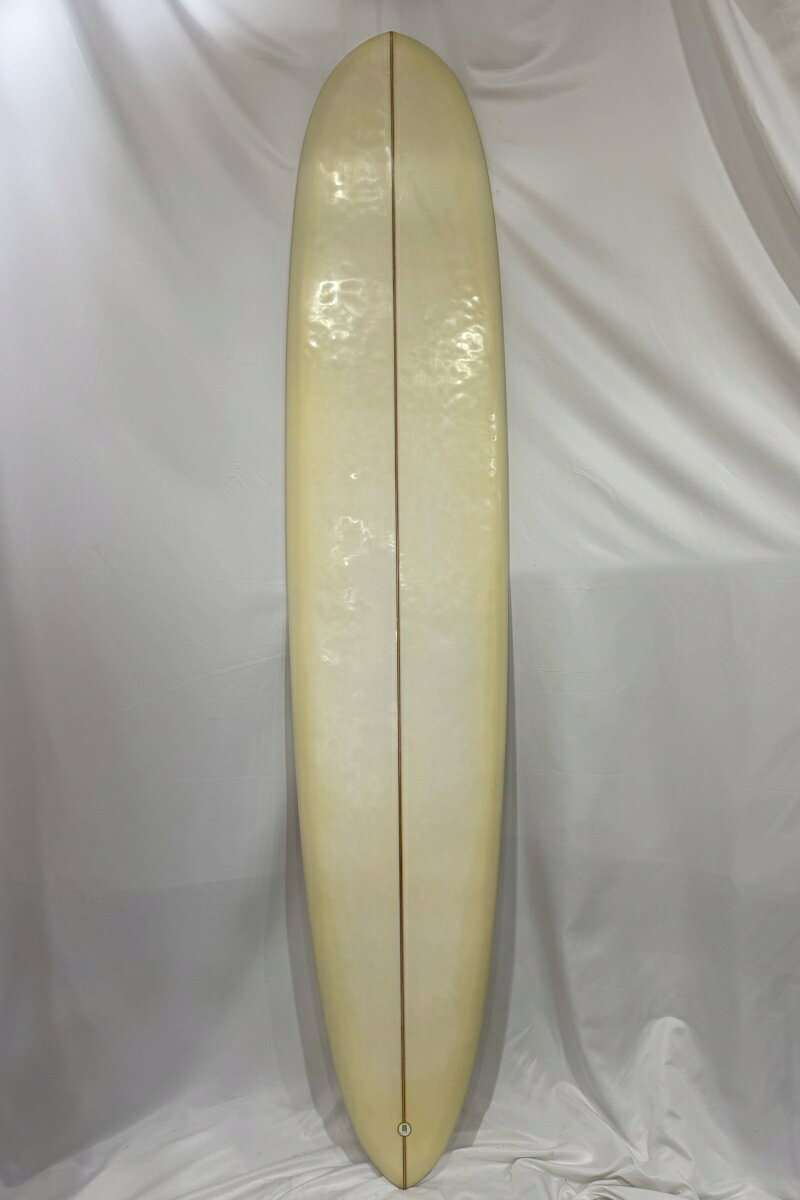 [BOARD DATE] ■ブランド：なし ■状態：黄ばみやフットマーク、スレ等ある中古現状販売となります。 ■Length[全長]：9'0"（274.3cm） ■Width[最大幅]：21 1/2"（54.61cm） ■Thickness[最大厚]：2 5/8"（6.67cm） ■重量：5.5kg（FIN除く） ■FIN形状：2+1/FCS2+SINGLE ■付属品：なし ■ご注意：商品管理には万全を期しておりますが、あくまでも中古品です。 ご理解の上ご購入お願い致します。撮影時の状況により実際の商品と異なって 見える場合がございます。運送会社営業所どめでの発送となります。あらかじめご了承ください。 ■■■ このボードについて ■■■ ロングボードながら、しっかりとしたロッカーと軽量・低ボリュームに仕上げられた ハイパフォーマンスモデル。一般的なボリュームのあるロングボードと比べて 軽快に動かしやすく、ロッカーを活かしたターンやマニューバーを楽しめるのが特徴です。 波のフェイスでボードを積極的に動かしたい方や、クラシックなロングボードから ステップアップして、よりパフォーマンス重視のサーフィンを楽しみたい方におすすめ。 軽快な操作性とマニューバビリティを重視した、アクティブに楽しめる9’0”ロングボードです。
