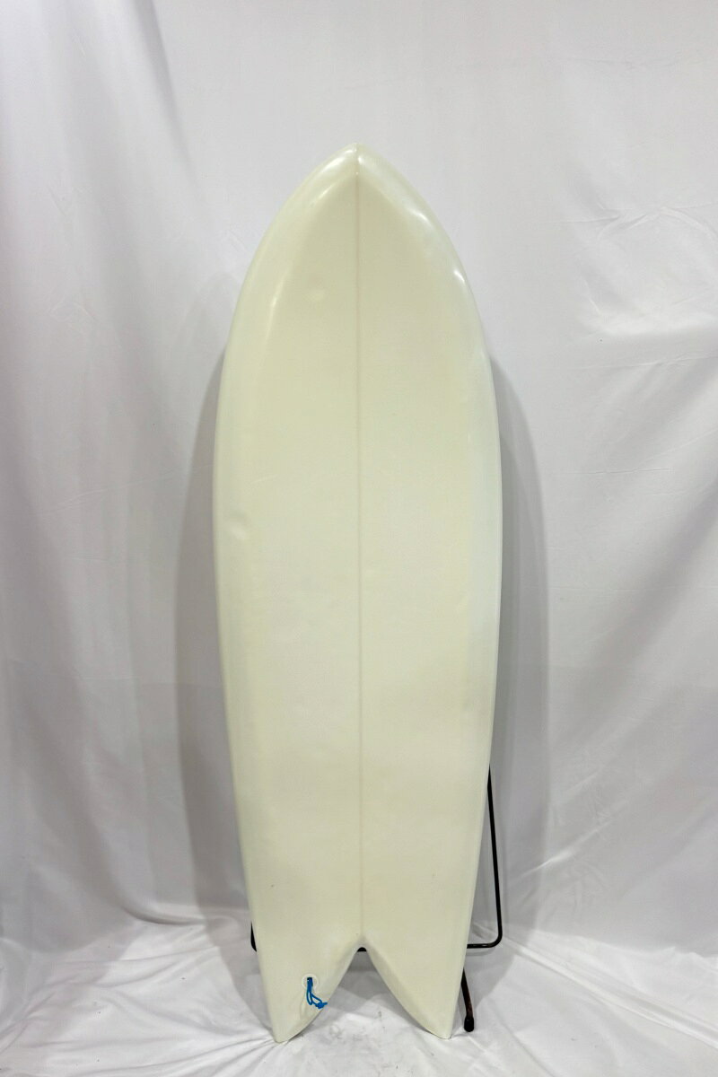 [BOARD DATE] ■ブランド：EST SURF (エストサーフ) ■状態：フットマーク凹み、セルフリペア等有る中古現状販売となります。 ■Length[全長]：5'5"（165.1cm） ■Width[最大幅]：21 1/4"（実寸54cm） ■Thickness[最大厚]：2 7/16"（実寸6.2cm） ■重量：3.5kg（FIN除く） ■素材：Polyester(ポリエスター) ■FIN形状：FUTURE/TWIN ■付属品：なし ■ご注意：商品管理には万全を期しておりますが、あくまでも中古品です。 ご理解の上ご購入お願い致します。撮影時の状況により実際の商品と異なって 見える場合がございます。運送会社営業所どめでの発送となります。あらかじめご了承ください。 ■■■このボードについて■■■ 千葉県市川市のサーフボードファクトリー、EST SURFが手掛けるフィッシュ。 クラシカルなフィッシュデザインをベースにしたツインフィン ワイドなアウトラインと十分な浮力により、小波でも抜群のスピード性能を発揮します。 クルージングを楽しみながら、ターンやカービングにも対応できるバランスの良いデザインが魅力です。