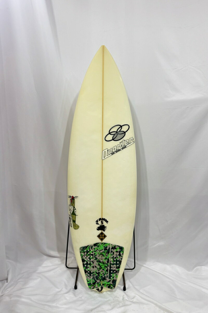 [BOARD DATE] ■ブランド：Quarter surf boards (クォーターサーフボード) ■モデル：TANK5 ■状態：使用による弱いスレ、全体に黄ばみやフットマーク等有る中古現状販売となります。 ■Length[全長]：5’6”（167.6cm） ■Width[最大幅]：19 1/8”（48.58cm） ■Thickness[最大厚]：2 3/16”（5.56cm） ■重量：2.9kg（FIN除く） ■素材：Polyester(ポリエスター) ■FIN形状：FCS/5FIN ■付属品：無し ■ご注意：商品管理には万全を期しておりますが、あくまでも中古品です。 ご理解の上ご購入お願い致します。撮影時の状況により実際の商品と異なって 見える場合がございます。運送会社営業所どめでの発送となります。あらかじめご了承ください。 ■■■このボードについて■■■ 日本の波質を考慮してデザインされた、スピード性能と安定感を兼ね備えた オールラウンドショートボード。適度なボリュームとバランスの取れたアウトラインにより パドルのしやすさとスムーズなテイクオフを実現し、小波からサイズのある波まで 幅広いコンディションで活躍します。普段使いのメインボードとしてはもちろん 日本のビーチブレイクやリーフブレイクでも性能を発揮。スピード感と扱いやすさを求める サーファーにおすすめのモデルです。