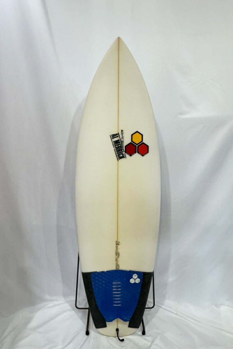 [BOARD DATE] ■ブランド：CHANNEL ISLANDS ■モデル：NECK BEARD ■状態：スレやわずかな黄ばみ、セルフリペア、フットマーク 等有る中古現状販売となります。 ■Length[全長]：5’8”（172.7cm） ■Width[最大幅]：19 3/4”（50.17cm） ■Thickness[最大厚]：2 3/8”（6.03cm） ■重量：2.9kg（FIN除く） ■素材：Polyester(ポリエスター) ■FIN形状：FCS2/TRI ■付属品：なし ■ご注意：商品管理には万全を期しておりますが、あくまでも中古品です。 ご理解の上ご購入お願い致します。撮影時の状況により実際の商品と異なって 見える場合がございます。運送会社営業所どめでの発送となります。あらかじめご了承ください。 ■■■このボードについて■■■ 1年間さまざまなコンセプトのボードを試したデーンは、彼のフリーサーフィン用の お気に入りボードとして、このThe Neck Beardを誕生させた。 The Dumpster Diverのようにコンテストを意識してボード自体に ボリュームがあることを隠すのをやめ、デーンはよりワイドなノーズと ぶった切ったようなチョップテールを大胆に採用した。 浅めのシングルコンケーブとテール付近のVeeにより、ダウンザラインに よって得られるスピードが増し、レール・トゥ・レールのサーフィンが 可能で、エアー後の着水時における安定感がアップした。 驚くほど馴染みやすく、デーンは1ftからアタマくらいの波のときに使用している。