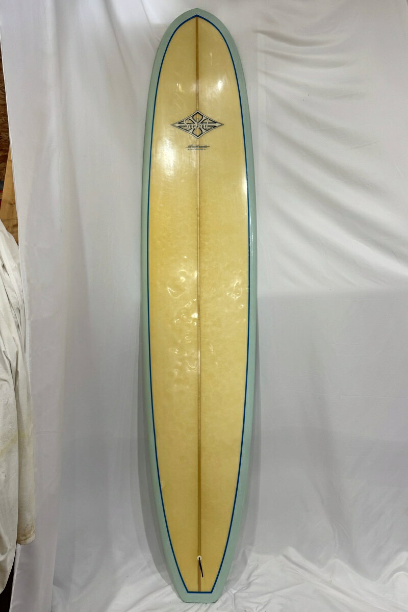 [BOARD DATE] ■ブランド：SAKAL SURFBOARDS (サカルサーフボード) ■モデル：INDICATOR ■状態：BOXにあるフィンプレートの取り外し不可。スレやフットマーク、黄ばみ セルフリペア等有る中古現状販売となります。 ■Length[全長]：9'2 1/2"（実寸280.7cm） ■Width[最大幅]：22 3/4"（実寸57.8cm） ■Thickness[最大厚]：2 3/4"（実寸6.95cm） ■重量：7.5kg（FIN除く） ■素材：Polyester(ポリエスター) ■FIN形状：FCS+SINGLE BOX/2+1 ■付属品：なし ■ご注意：商品管理には万全を期しておりますが、あくまでも中古品です。 ご理解の上ご購入お願い致します。撮影時の状況により実際の商品と異なって 見える場合がございます。運送会社営業所どめでの発送となります。あらかじめご了承ください。 ■■■このボードについて■■■ アメリカ・カリフォルニア州ハンティントンビーチ発のシェーパーによるカスタムサーフボードブランド。 Ed Sakal（エドサカル） は1960年代からサーフィンとサーフボード制作に親しんできた ローカルシェーパー。 ひとりひとりに合わせたサーフボードを作り出す本格的ブランド。 SAKAL SURFBOARDS（サカルサーフボード）の「INDICATOR（インディケーター）」は カリフォルニア・ハンティントンビーチ発の老舗ブランドが手がける、 ノーズライダーをベースにしたオールマイティなロングボードです。