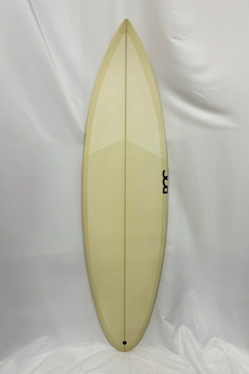 [BOARD DATE] ■ブランド：Blue 1 Channel ■状態：わずかなスレやフットマーク、表面に小さな汚れ多数等ある現状中古販売となります。 ■Length[全長]：6'6"（198.1cm） ■Width[最大幅]：21"（53.34cm） ■Thickness[最大厚]：2 13/16"（7.14cm） ■重量:：3.3kg（FIN除く） ■FIN形状：TRI/FCS2 ■付属品：なし ■ご注意：商品管理には万全を期しておりますが、あくまでも中古品です。 ご理解の上ご購入お願い致します。撮影時の状況により実際の商品と異なって 見える場合がございます。運送会社営業所どめでの発送となります。あらかじめご了承ください。 ■■■ このボードについて ■■■ 楽しい休日、楽しいサーフィン。波乗りを通じて笑顔になれるお手伝い。をコンセプトに ベテランシェイパー、hisato kobayashiが提案する今では貴重な100%ハンドシェイプ made in Japanの高品質サーフボードです。日本の波にマッチしたサーフボードを提案しています。 ボリュームのある幅と厚みで小波のコンディションやパワーのない波でも スピードのあるライディングで楽しめそうな1本です。ボトムにチャンネルが入ったデザインが特徴です。