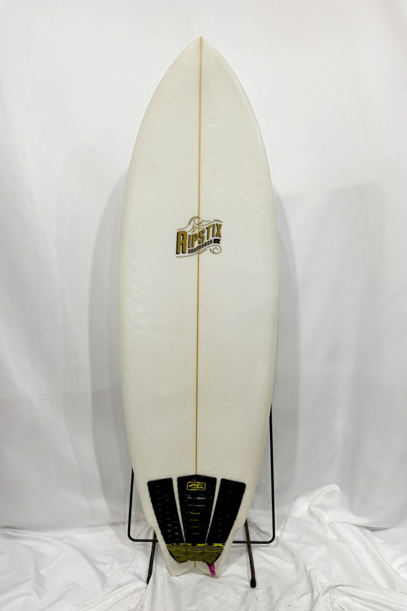 [BOARD DATE] ■ブランド：RIPSTIX SURFBOARD (リップスティックスサーフボード) ■状態：スレやフットマーク等有る中古現状販売となります。 ■Length[全長]：5’8”（172.7cm） ■Width[最大幅]：20.50”（52.07cm） ■Thickness[最大厚]：2.50”（6.35cm） ■重量：3.2kg（FIN除く） ■Volume：32L ■FIN形状：FCS2/TRI ■付属品：なし ■ご注意：商品管理には万全を期しておりますが、あくまでも中古品です。 ご理解の上ご購入お願い致します。撮影時の状況により実際の商品と異なって 見える場合がございます。運送会社営業所どめでの発送となります。あらかじめご了承ください。 ■■■この商品について■■■ 浮力がしっかりとあるため、安定感のあるパドルとテイクオフを楽しみやすいボードです。 ロッカーはやや弱めに設定されており、スピードを出しやすく、パワーのない小波でも 楽しみやすいアウトライン。波のサイズが小さいコンディションでも、ボードの浮力と スピードを活かして気軽にサーフィンを楽しみたい方におすすめの一本です。