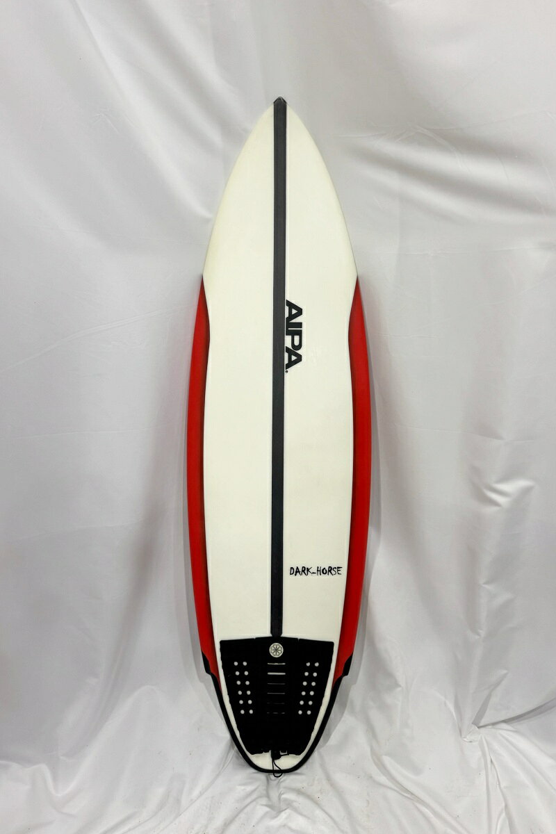 [BOARD DATE] ■ブランド：AIPA (アイパ) ■モデル：DARK HORSE ■状態：わずかなスレやフットマーク等有る中古現状販売となります。 ■Length[全長]：5'8"（172.7cm） ■Width[最大幅]：19 3/4"（50.17cm） ■Thickness[最大厚]：2 11/16"（6.83cm） ■重量：2.9kg（FIN除く） ■素材：Epoxy(エポキシ) ■FIN形状：FUTURE/QUAD ■付属品：なし ■ご注意：商品管理には万全を期しておりますが、あくまでも中古品です。 ご理解の上ご購入お願い致します。撮影時の状況により実際の商品と異なって 見える場合がございます。運送会社営業所どめでの発送となります。あらかじめご了承ください。 ■■■このボードについて■■■ AIPAのDARK TWINNモデルをベースにクアッド仕様へ発展させたデザイン。ロッカーはミディアムで レールを使ったターンでのコントロール性とポケットでのレスポンスを重視しています。 肩頭サイズを含む平均的なコンディションに対応するモデルです。