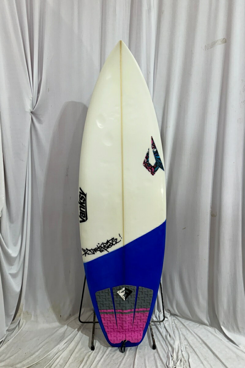 [BOARD DATE] ■ブランド：JUSTICE SURFBOARD (ジャスティスサーフボード) ■モデル：BUCK PUCK ■状態：使用による擦り傷や全体に弱い黄ばみ、 フットマーク多数等有る中古現状販売となります。 ■Length[全長]：5'6"（167.6cm） ■Width[最大幅]：19 3/8"（49.21cm） ■Thickness[最大厚]：2 9/32"（5.79cm） ■Volume：25.98L ■重量：2.6kg（フィン除く） ■素材：Polyester(ポリエスター) ■FIN形状：FUTURE/TRI ■付属品：なし ■ご注意：商品管理には万全を期しておりますが、あくまでも中古品です。 ご理解の上ご購入お願い致します。撮影時の状況により実際の商品と異なって 見える場合がございます。あらかじめご了承ください。 ■■■このボードについて■■■ 幅広い世代から支持される国産ブランド、JUSTICE SURFBOARD。 VANKSYデザインのBUCK PUCKモデルはノーズとテールに厚みを持たせ、 ワイドなスカッシュテールのデザインが特徴。走り出しが早く、 小波やパワーレスな波でもテイクオフが早く、日本のよくあるコンディションで 大活躍するショートボードです。中級者や女性の方にもおすすめです。