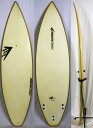 【中古】 FIREWIRE （ ファイヤーワイヤー ） Flexfireモデル サーフボード [CLEAR] 5'10" ショートボード [og3997] [BOARD DATE] ■ブランド：FIREWIRE ■モデル：Flexfire ■状態：中古。ファームにEPS特有の黄ばみあり。ボード全体に小傷あり。所々に汚れあり。 ■リペア歴：なし。 ■Length[全長]：5'10"（177.8cm） ■Width[最大幅]：18 1/4"（46.36cm） ■Thickness[最大厚]：2 1/8"（5.40cm） ■重量:3.0kg（FIN除く）（手動ですので、多少誤差が生じる場合がございます） ■素材：Epoxy[エポキシ] ■FIN形状：Tri（FCS） ■カラー：CLEAR ■付属品：中古のフィン ■ご注意：商品管理には万全を期しておりますがあくまでも中古品です。撮影時の状況により写真とは若干色合いが違ったり イメージと異なって見える場合がございます。ご理解の上ご購入下さい。 こちらの商品は東浪見店の倉庫にて管理しております、店頭にてボードをご覧になりたい方は、事前にご連絡下さい。 ■■■ このボードについて ■■■ 次世代型サーフボードの先駆けFIREWIREのFLEXFIREシリーズはトップサーファーの欲望と性能要件を満たすデザイン。 レールにバルサストリンガーを使用した事により、従来のEPSにはないしなりと反発を可能とし、最高のフレックスを生みだしてくれます。 又、その寸法、フォイル、レールの構成が連動し、ターンをする度にどんどん加速するスピードを感じて下さい。 一般的なウレタンフォームより、軽くて浮力がある為テイクオフも早く、耐久性にも優れたオールラウンド＆パフォーマンスボードです。 ■■■ FUTURE SHAPES TECHNOLOGY(FST) ■■■ FSTは従来のサーフボードの構造とは遥かに異なり、パラボリックバルサレールでフレックス性をコントロールし、ハイデンシティーフォーム(高密度宇宙航空合成物)を デッキとボトムに吸着させる事によって耐衝撃性を高めたものであります。 パラボリックバルサレールの特徴は4mm厚のバルサ材を3つ組み合わせた12mm厚のバルサ材であり、フレックス性のコントロールだけでなく、レールへの衝撃の緩衝剤としての役割も果たしています。 更に、バルサレールによる長期間の復元性はFSTボードの「活きた感覚」を長く保ちます。 ■■■吉川広夏プロのボード説明■■■ 中上級者におすすめのショートボードです。 スピード性とマニューバー性能に優れたモデルで サイズのある波やホローな波でサーフィンされる方向けの1本。 FIREWIRE独自の素材により、耐久性も高いながら 最高のフレックス性をも兼ね備えています。 本格的なショートボードに挑戦したい方へ！ コメントBy 吉川広夏