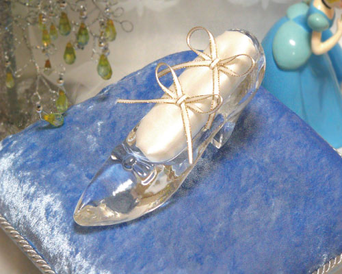 世界に1つだけのお名前入りガラスの靴【HappyGlassShoe】オプション シャイニー台座セット ベイビーブルー/ガラスの靴プロポーズ ガラスの靴リングピロー シンデレラ 結婚 プレゼント