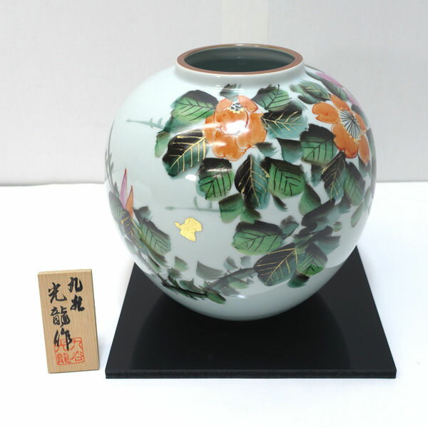 商品情報 絵付けが美しいレトロな印象の九谷焼の花瓶です。インテリアにいかがでしょう。　 商品状態 未使用品ですが店舗での併売を行っていますので、展示・保管時に汚れがつく可能性もあります。ご了承下さい。　 状態ランク Aランク サイズ/収納詳細 横幅　（約cm）:22.3奥行　（約cm）:22.3高さ　（約cm）:23重量 (約kg):1.6　 サイズは当店独自の基準で採寸しております。多少の誤差はご容赦ください。また、記載より大きくかけ離れた採寸相違がある場合以外は、返品はお受けできませんのでご注意くださませ。 色 ブルー系　 素材 陶器　 付属品 箱(蓋なし)立て札、敷板　 備考 箱あり商品です。 [[インテリア・寝具・収納＞インテリア小物・置物＞花瓶]]華道具 インテリア 九谷焼 発送区分 区分： 3A送料は「お支払・送料」をご参照下さい。 店舗紹介 //recycle-shop.com/shop/ 【NNJTHB】 【NNJT】