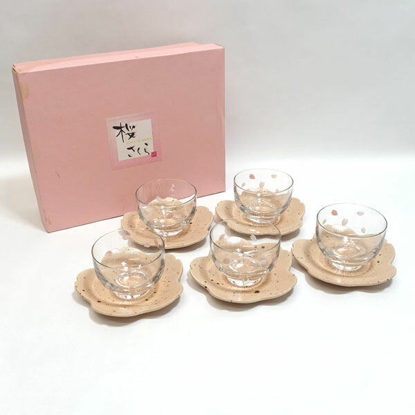 商品状態 目立ったキズや汚れなどのない状態の良いお品です。中古品ですので写真にない汚れ、細かいキズなどあるかもしれません。ご理解の上ご入札をお願いします。　 状態ランク Aランク 型番 20277　 サイズ/収納詳細 口径　（約cm）:7.8高さ　（約cm）:5.5容量　（約ml）:-ソーサー直径　（約cm）:12　 サイズは当店独自の基準で採寸しております。多少の誤差はご容赦ください。また、記載より大きくかけ離れた採寸相違がある場合以外は、返品はお受けできませんのでご注意くださませ。 色 透明 ピンク　 素材 ガラス　陶器　 付属品 共箱(汚れあり)　 発送区分 区分： 3A送料は「お支払・送料」をご参照下さい。 店舗紹介 【PNFTDB】 【PNFT】