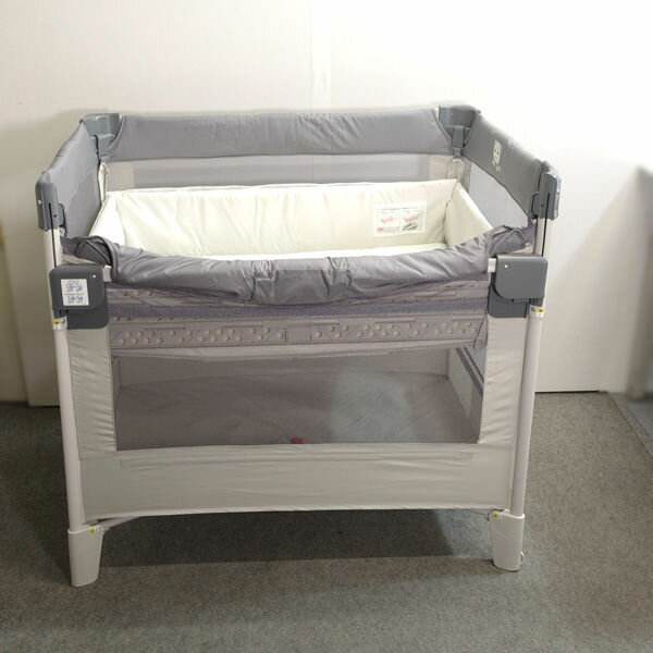 商品状態 使用によるキズや汚れがございますがまだまだ使っていただける商品です。説明書欠品。使用期間：新生児(体重2.5kg)～24カ月(体重13kg)まで・上段：新生児～つかまり立ちできる頃(概ね生後5カ月)・下段：つかまり立ちできる頃(概ね生後5カ月)～ 24カ月まで　 状態ランク Bランク デザイン/仕様 ベビーサークル　 サイズ/収納詳細 重量　（約kg）:14.5【開】: 横幅　（約cm）:105.2奥行　（約cm）:70.4高さ　（約cm）:95.1【閉】: 横幅　（約cm）:26奥行　（約cm）:26高さ　（約cm）:95.1　 サイズは当店独自の基準で採寸しております。多少の誤差はご容赦ください。また、記載より大きくかけ離れた採寸相違がある場合以外は、返品はお受けできませんのでご注意くださませ。 色 グレー ホワイト　 付属品 収納袋　 発送区分 区分： 6B送料は「お支払・送料」をご参照下さい。 店舗紹介 【PNCT0B】 【PNCT】