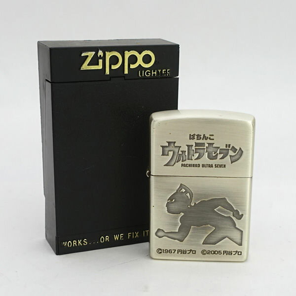 商品状態 ・USED品ですので、軽微なダメージはありますが比較的状態の良い品です。着火確認済みです。　 状態ランク Aランク デザイン/仕様 ライター　 サイズ/収納詳細 横幅　（約cm）:3.5奥行　（約cm）:1.2高さ　（約cm）:5.5重量　（約g）:54　 サイズは当店独自の基準で採寸しております。多少の誤差はご容赦ください。また、記載より大きくかけ離れた採寸相違がある場合以外は、返品はお受けできませんのでご注意くださませ。 色 シルバー　 付属品 ケース　 備考 【喫煙具/煙草/タバコ/シガレット/ガス/オイル】 発送区分 区分： 2A送料は「お支払・送料」をご参照下さい。 店舗紹介 【QNLT2B】 【QNLT】