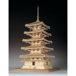 品名：木製建築模型 1/75 法隆寺 五重の塔完成寸法（約）：全幅：260mm 奥行：260mm 全高：470mm製作参考時間（約）：50時間難易度：★★☆☆☆ 2法隆寺の五重塔は、現存する数ある塔の中でも最も古く、バランスの取れた美しい塔と言われています。初層から上層へいくに従って柱間が狭く、屋根もほどよい比率をもって小さくなっており、全体がほぼ二等辺三角形に収められているためです。金堂と同じように二重の基壇の上に立ち、総高32.45m、相輪は全高の約3分の1を占めています。初層には裳階があり、二層から上層には卍くずしの高欄がめぐらされています。【キットについて】世界最古の木造建築「法隆寺五重塔」を1/75スケールで再現。レーザー加工部品が使われた作品はその精巧さに加え、作りやすさが特徴です。屋根構造を改良し、より美しい屋根形状が実現しました。木の持つ温かみと重厚感が、本物の法隆寺五重塔の風格を表現し、長く飾って飽きの来ない本格模型です。木製レーザー部品34種、木製部品21種、金属部品13種、その他4種材質：ヒノキ等の天然木、金属（エッチング、ソフトメタル）付属品：カラー組立説明書、原寸図、他完成重量：1,100g※塗料はキットに含まれておりません。＜メーカー商品HP＞www.woodyjoe.com/442※外部URLです。JAN(EAN)コード：4560134352025沖縄県と一部離島へはお届けできません。