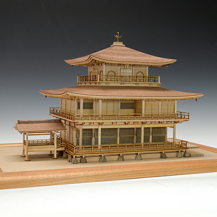 製品名 1/75 鹿苑寺 金閣 （白木作り）完成サイズ 全幅：410mm　奥行：275mm　全高：215mm製作参考時間 45時間難易度 3全面的に改良を施した1/75鹿苑寺金閣は、主な改良点として屋根構造をレーザー加工によるフレーム方式に変更。本キットは、木の趣きを活かす白木仕上げで、組立てやすく美しい金閣を再現できます。また、組立説明書は全頁カラーで大変見やすくなりました。※塗料、水面シートは別売 ※品質向上のため予告無く仕様を変更する場合がございます。※商品画像の色合いは、実際と異なる場合がございます。予めご了承下さい。