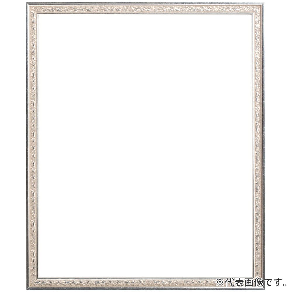 額縁カテゴリ：デッサン額縁型番：セーヌカラー：銀材質：木材(南洋材)グレージング(表面)：アクリル裏板：PPコルゲート裏板仕上げ：ブラックテープ貼サイズ：インチ額内寸(mm)：254×203IBMREF.：AC-DB40201※画像は型番の代表画像です。全サイズで同じ画像が使われているため、実際の額縁とは縦横比が異なる場合があります。※デッサン額はインチサイズ、油絵用額はF6サイズが代表画像として使われています。※塗装の濃淡や木目の出方など、全く同一の仕上がりにはならないため、画像と実際の商品とで多少の差異が生じます。あらかじめご了承ください。※「額内寸」は額内部の作品収納スペースの大きさです。額縁外寸ではなく、飾ったときに表側から見える大きさでもありません。※額縁は全てお取り寄せ商品です。注文受付後のキャンセル・返品は承れませんので、作品サイズと額内寸をよくお確かめのうえご注文ください。※水彩Fサイズのみ窓抜きマットボード付き、それ以外のサイズにはマットボードは付属しません。※掲載画像には額装見本が含まれます。商品にはポスターなどアート作品は含まれません。■仕様改定（2026/07/15以降順次）関連部材：現在の仕様⇒改定後の仕様（1）アクリル：2mm⇒1.5〜2mm（2）MDF：2.5mm⇒2mm（3）PPコルゲート：5mmのシートに縁仕上げ⇒MDF2mm（4）モールディング裏仕上げ：テープ貼⇒テープ貼なし（5)梱包：製品をビニール袋で保護⇒製品をビニール袋で保護または、製品の角を紙資材で保護（6）梱包：かぶせ箱（白）⇒かぶせ箱（7）写真立てイーゼルバック：紙芯＋グレーの合成布⇒紙製（黒）※原材料の調達状況に応じ、上記の範囲内で仕様および調達先が変更となる場合があります。※在庫および調達状況に応じた運用となるため、適用時期が前後する場合がございます。※ご注文時にご希望の仕様をご指定いただきましても対応できかねます。※今後も調達状況により予告なく仕様の一部がさらに変更となることがございます。詳しくは下記URL先をご確認ください。www.larson-juhl.co.jp/info_20260622/※外部URLです細かいレース模様が施された型物のフレームです。華やかなアールヌーボーのポスターや、花の静物画、刺繍作品にもよく合います。用途おすすめ：刺繍作品、静物画＜メーカー商品HP＞www.larson-juhl.co.jp/readymadeframe/seine-s/＜カタログPDF＞www.larson-juhl.co.jp/catalog/JAN(EAN)コード：4534998065612沖縄県と一部離島へはお届けできません。