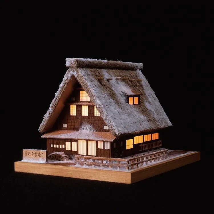 製品名：あかりシリーズNo.1　雪の合掌造り完成サイズ：全幅：134mm、奥行：168mm、全高：117mm製作参考時間：9時間難易度：★☆☆☆☆　1材質：ヒノキ・アガチス・マホガニー等の天然木、他付属品：カラー組立説明書、サンドペーパー、電池ボックス、豆球梱包サイズ：140mm×230mm×34mm（厚み）完成重量：230g※電池はキットに含まれておりません。手のひらサイズのインテリアモデルの「あかりシリーズ」。レーザーカット加工済みの部品を使っているので簡単に製作でき、模型づくりの初心者にもおすすめです。冬景色に包まれる合掌造りをイメージしたモデルです。雪の情景を表現できるスノーパウダー付き。模型内部の電球を点灯すると、あたたかな雰囲気が広がります。＜メーカー商品HP＞www.woodyjoe.com/647※外部URLです。JAN(EAN)コード：4560134353695沖縄県と一部離島へはお届けできません。