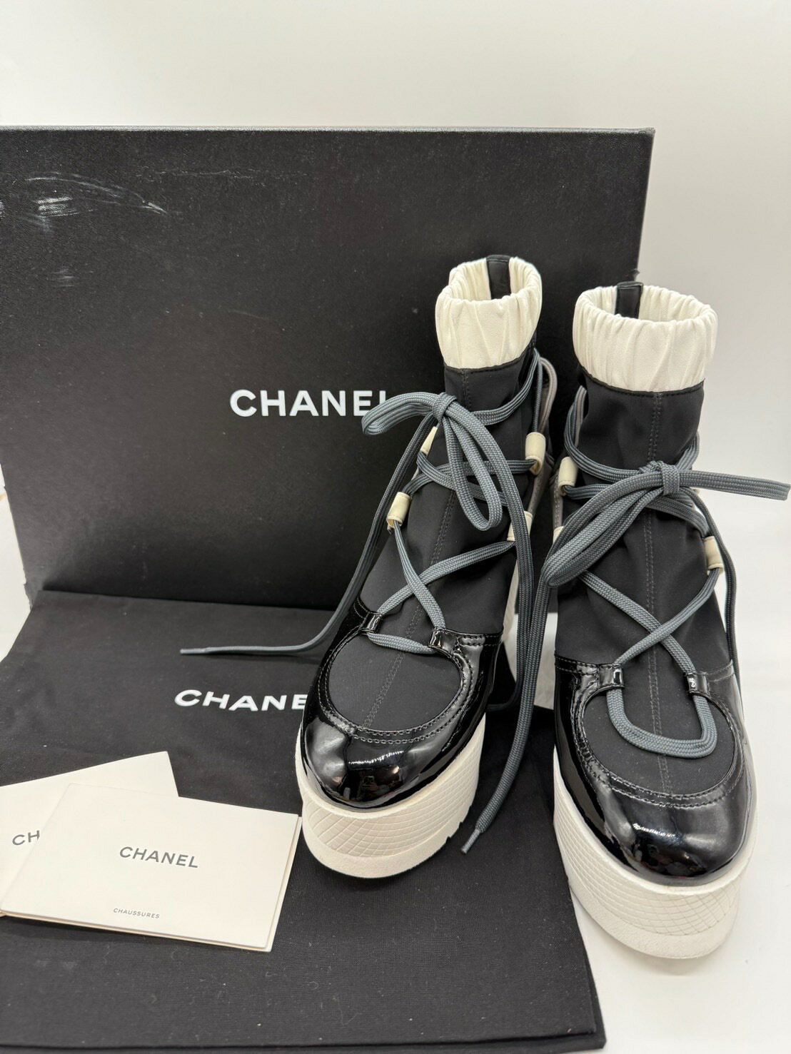Rakuten - 良品 CHANEL シャネル ココマーク ブーツ ウェッジソール 38.5（25.5cm） ブラック ホワイト 黒 白 保存袋付き レディース シューズ 中古