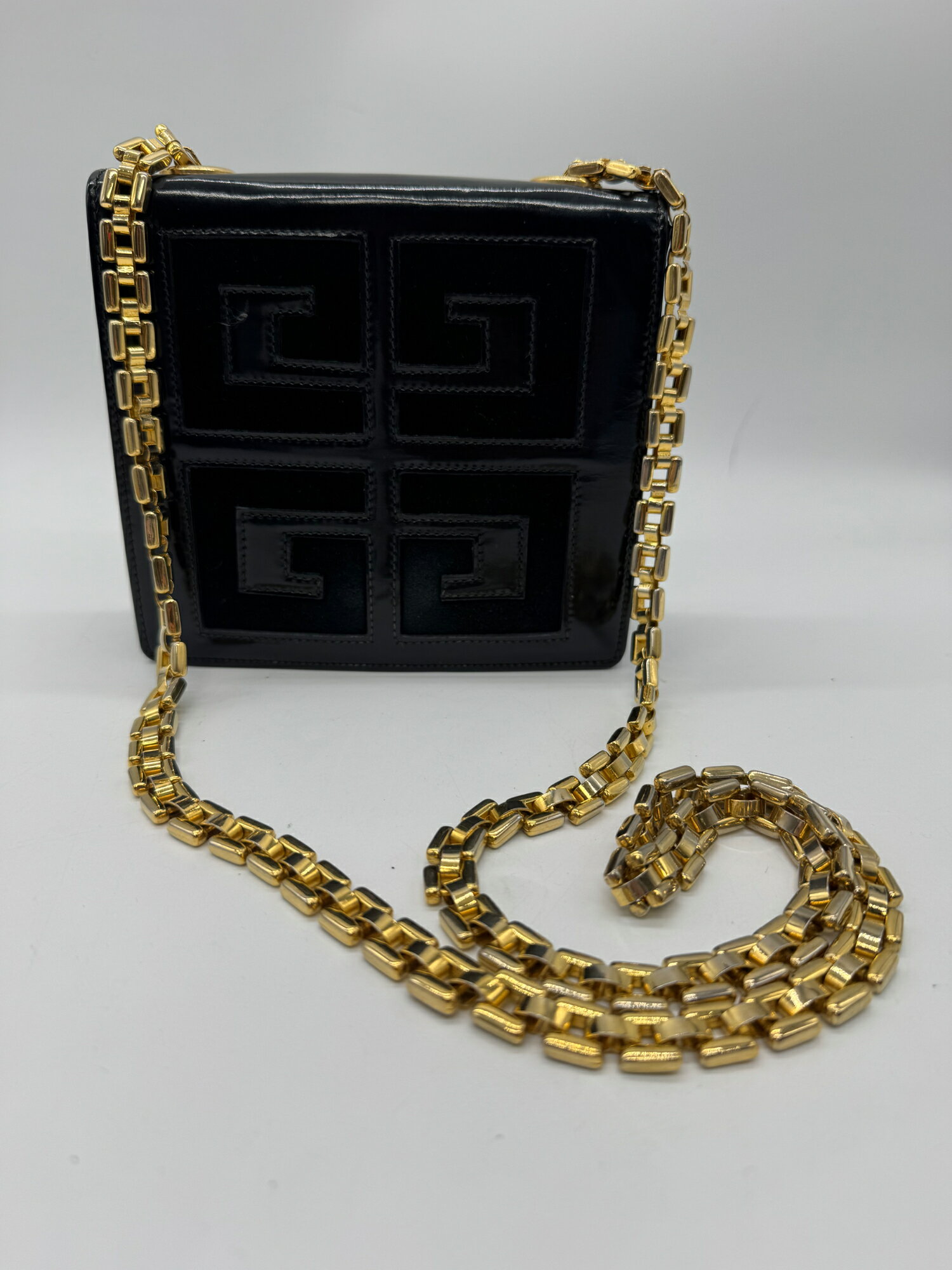 Rakuten - 良品 GIVENCHY ジバンシー デカロゴ チェーン ショルダーバッグ　P1604 ブラック 黒 ゴールド金具 ヴィンテージ 肩掛け レディース 中古
