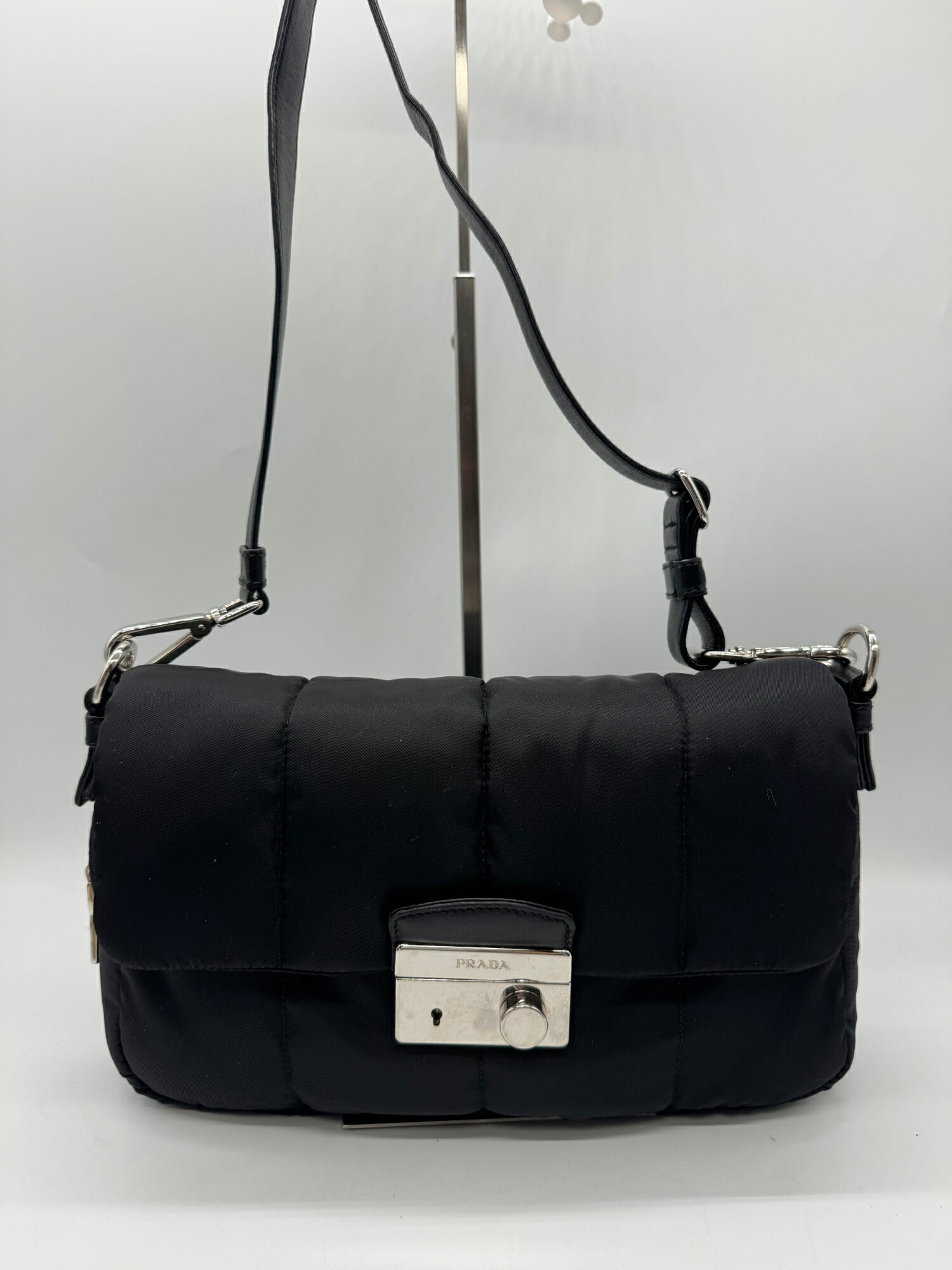 Rakuten - 良品 PRADA プラダ ロック式金具 ナイロン ショルダーバッグ P1220 ラック 黒 斜めがけ レディース メンズ 中古