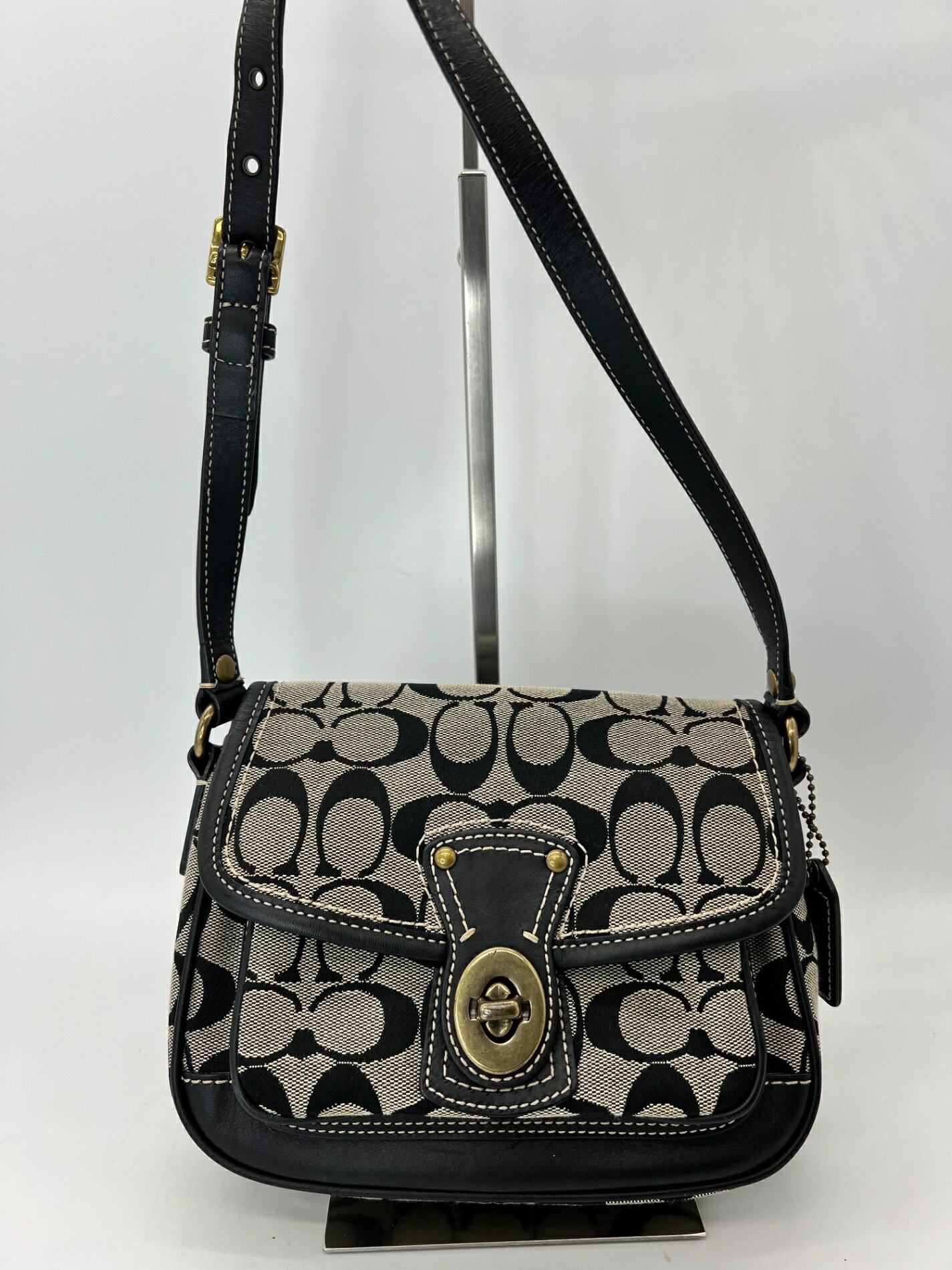 Rakuten - 【良品】 COACH コーチ シグネチャー柄 ターンロック金具 ショルダーバッグ P2423 ブラック系 黒 レディース 中古
