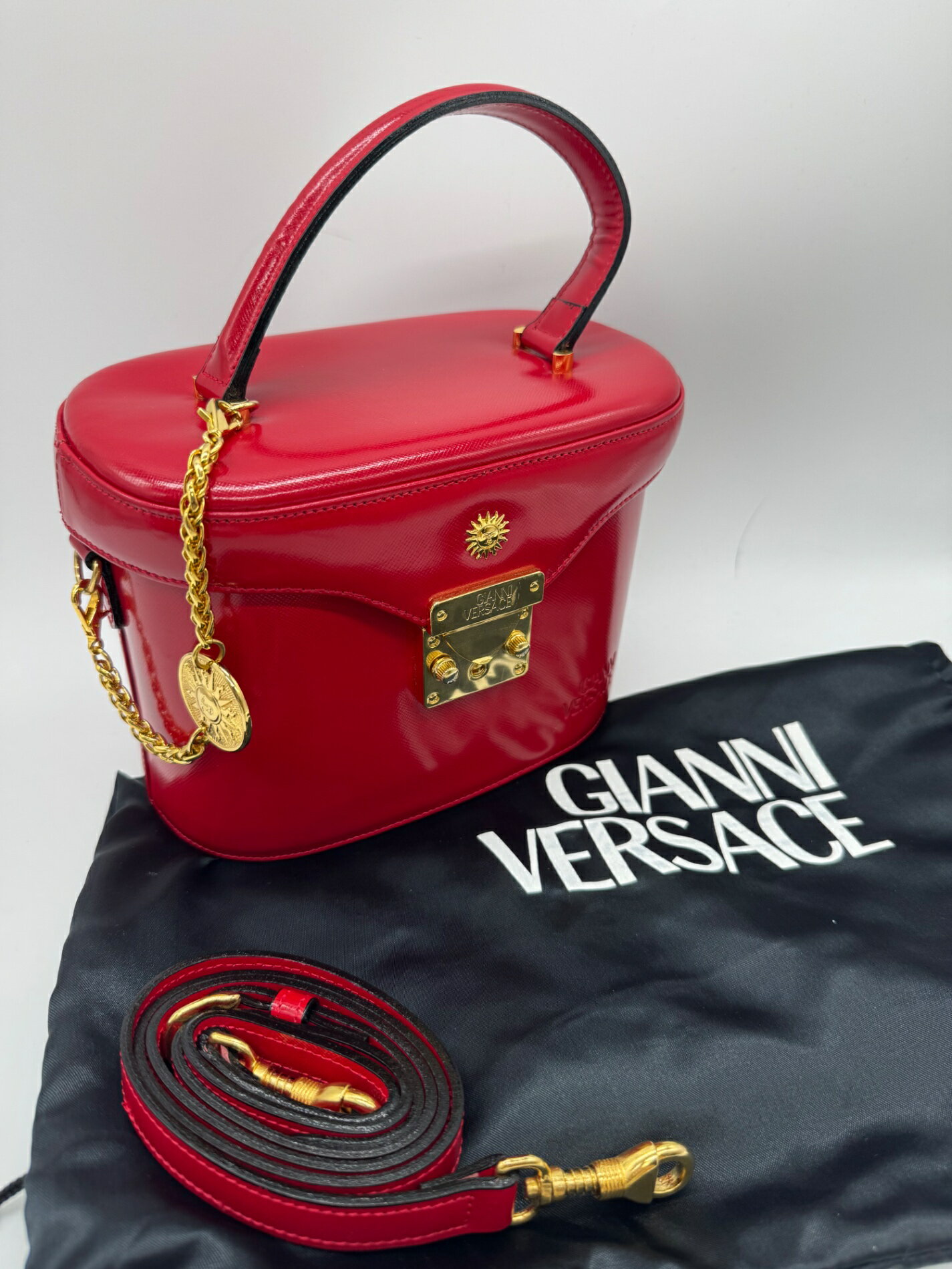 Rakuten - 【美品】 GIANNI VERSACE ジャンニヴェルサーチ サンバースト 2WAY レザー バニティ バッグ P622 保存袋付きレッド×ゴールド 赤 金 レディース