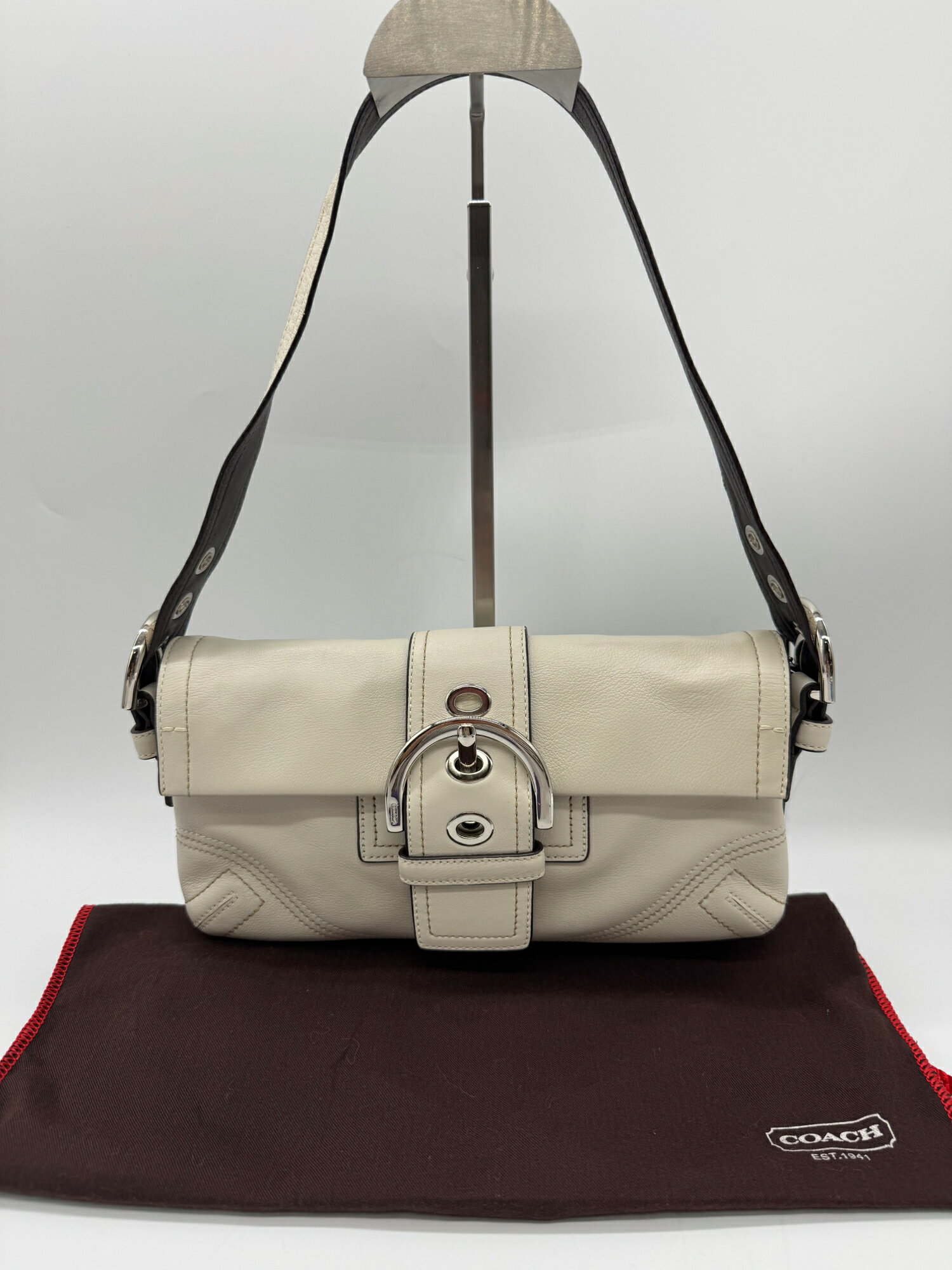 Rakuten - 【美品】COACH コーチ ベルトバックル金具 レザーショルダーバッグ P2576 保存袋付き ホワイト 白 レディース